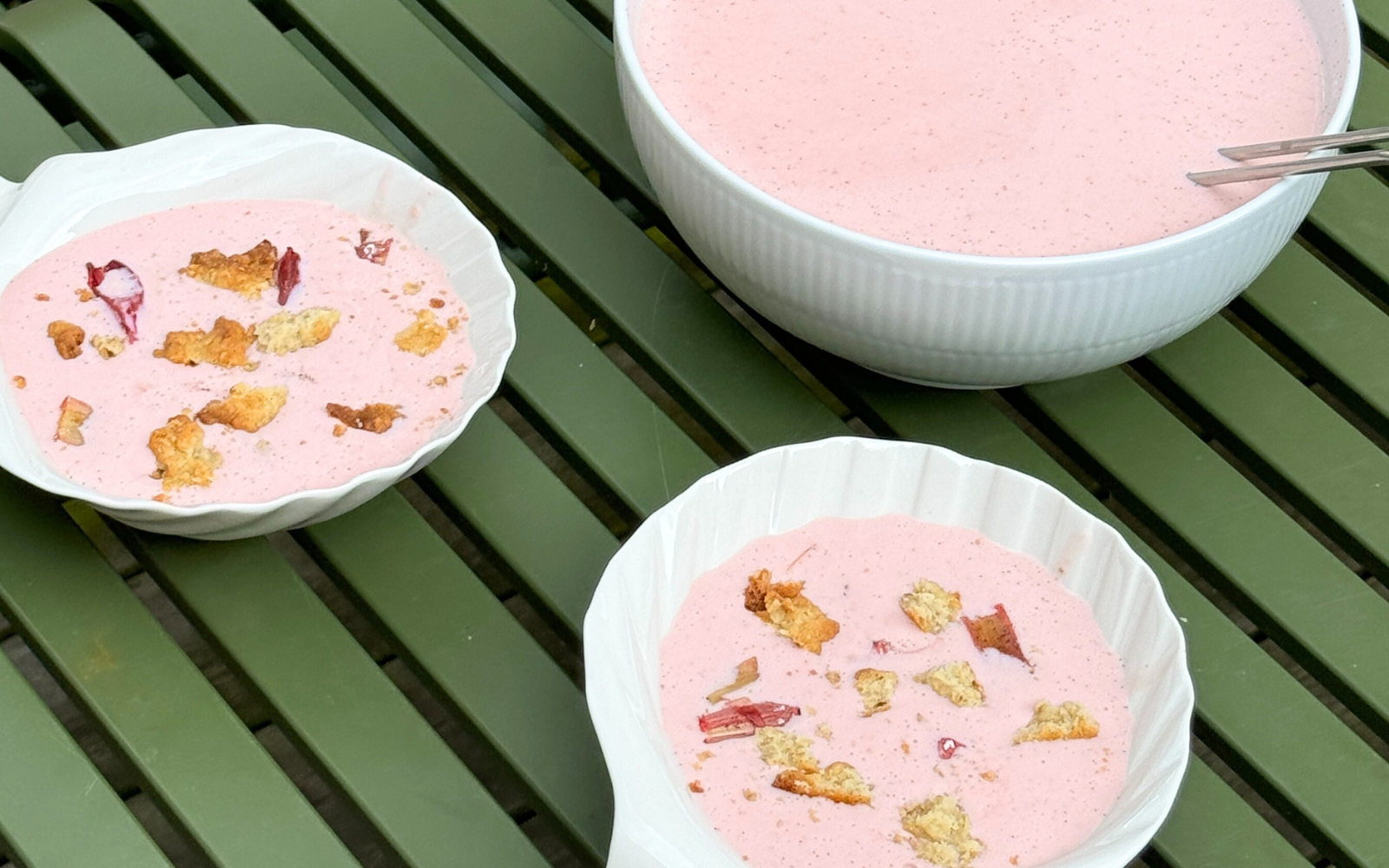 Jordbærkoldskål med bagt rabarber og vaniljecrumble