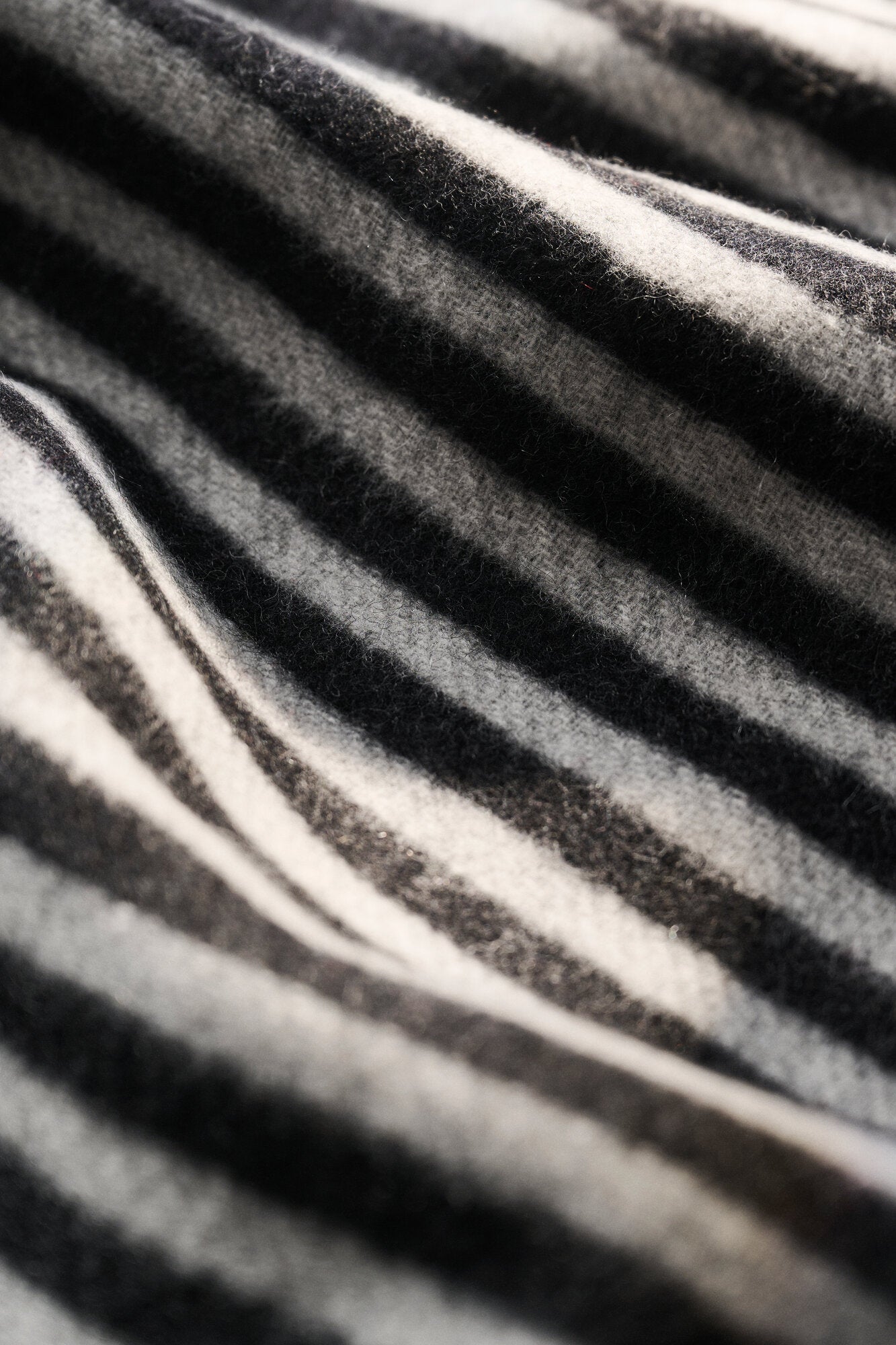 Ellen cashmere halstørklæde – sort/hvid