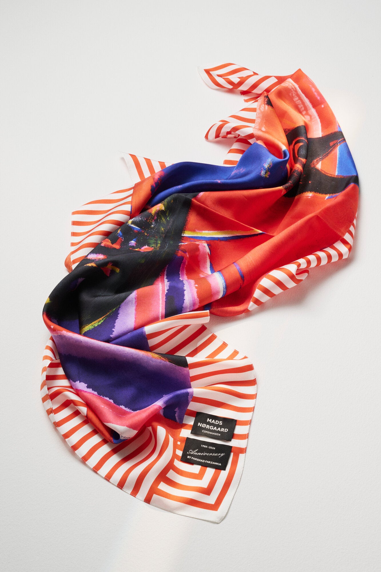 x Farshad Farzankia silketørklæde – Red Multi
