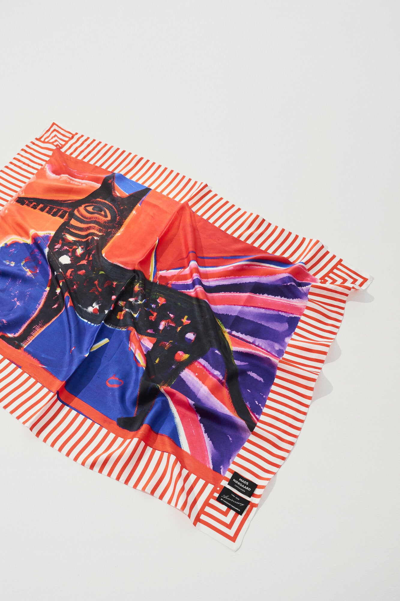x Farshad Farzankia silketørklæde – Red Multi