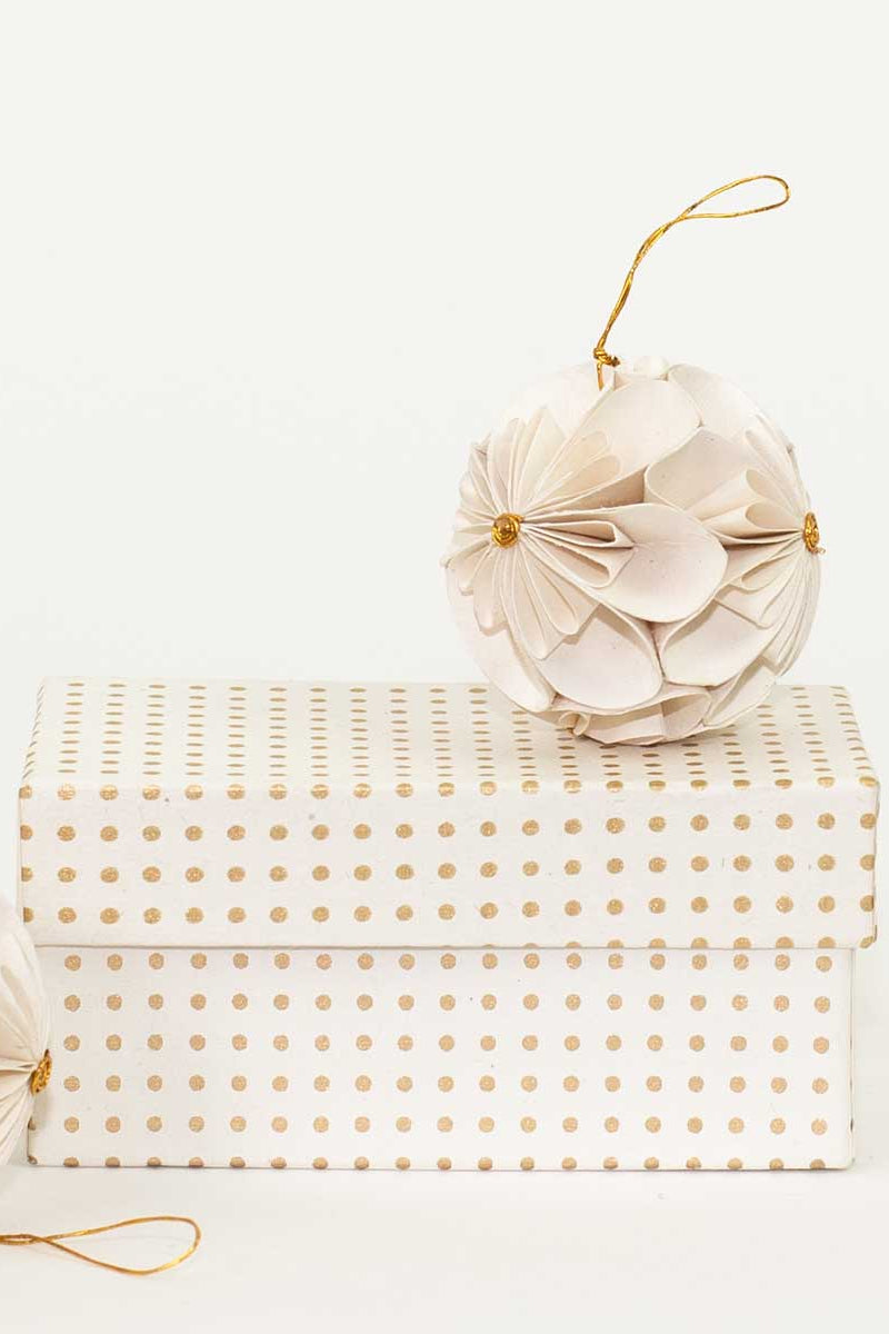 Flower Ball julekugler, 2 stk – Offwhite/guldfarvet