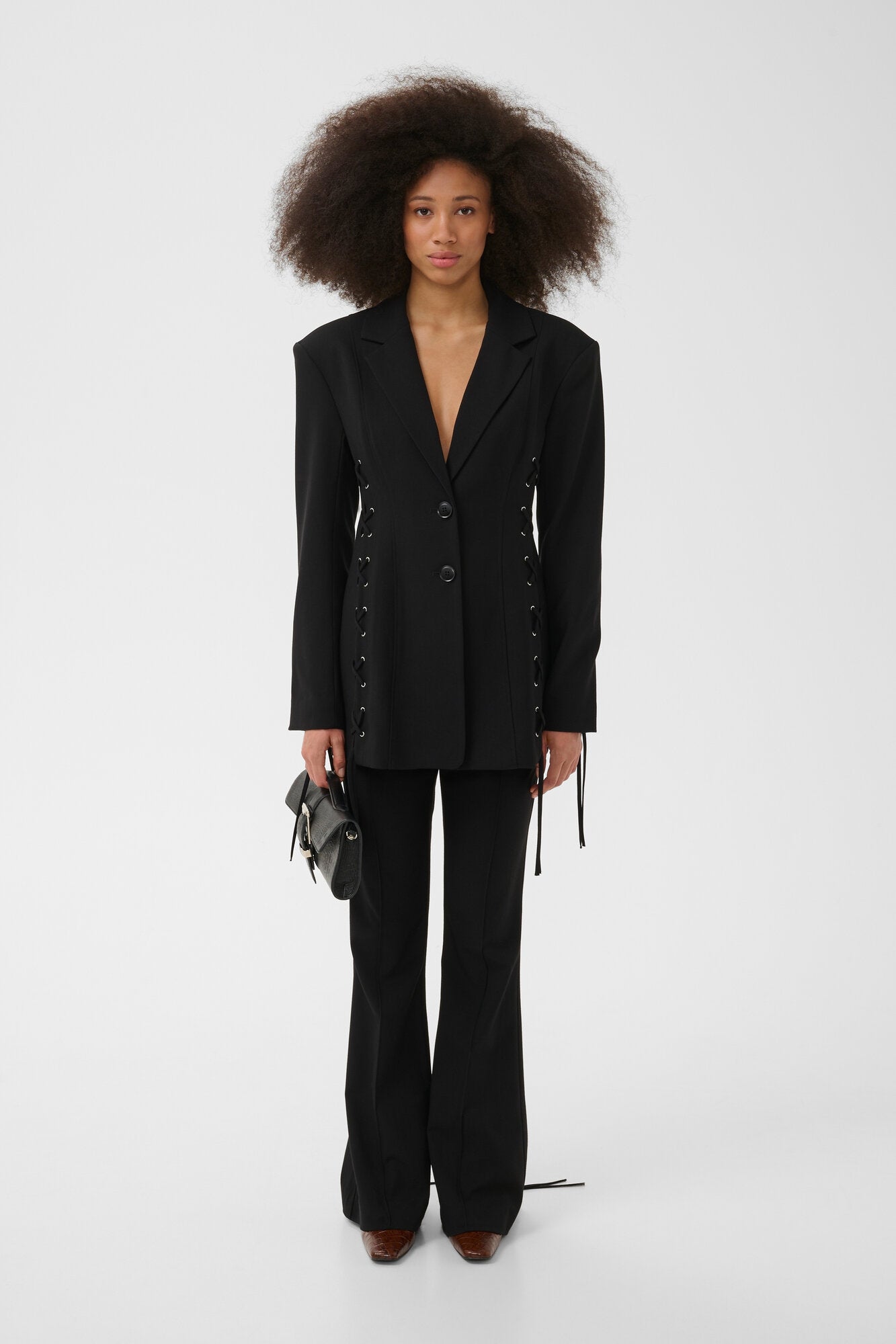 Laila figursyet blazer – sort