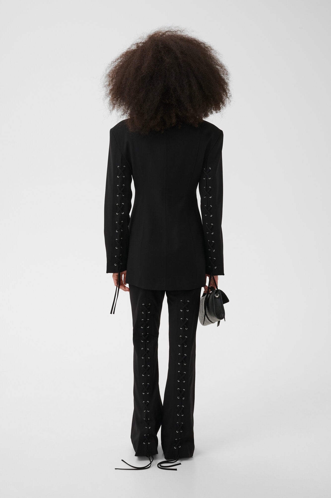 Laila figursyet blazer – sort