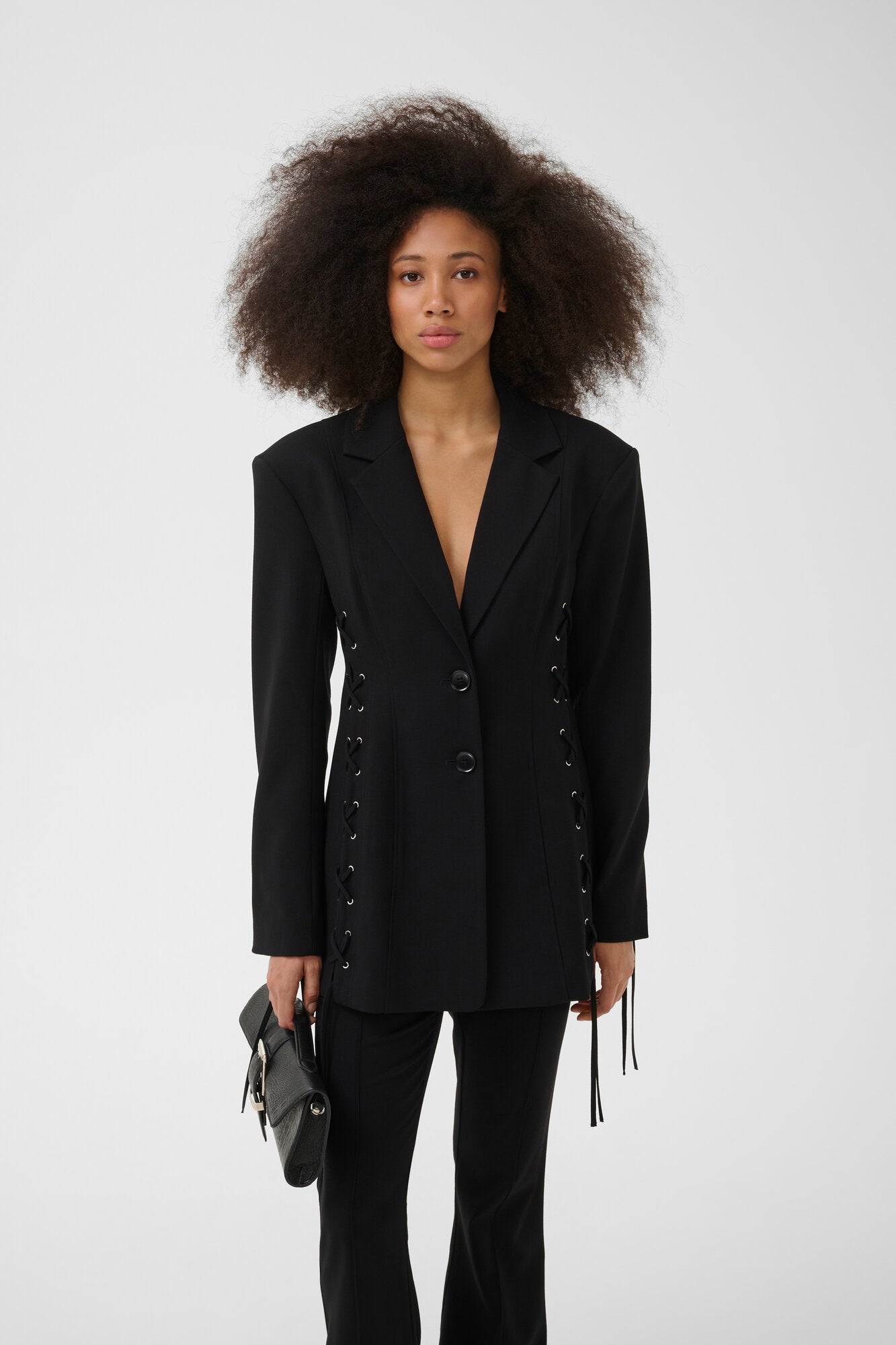Laila figursyet blazer – sort