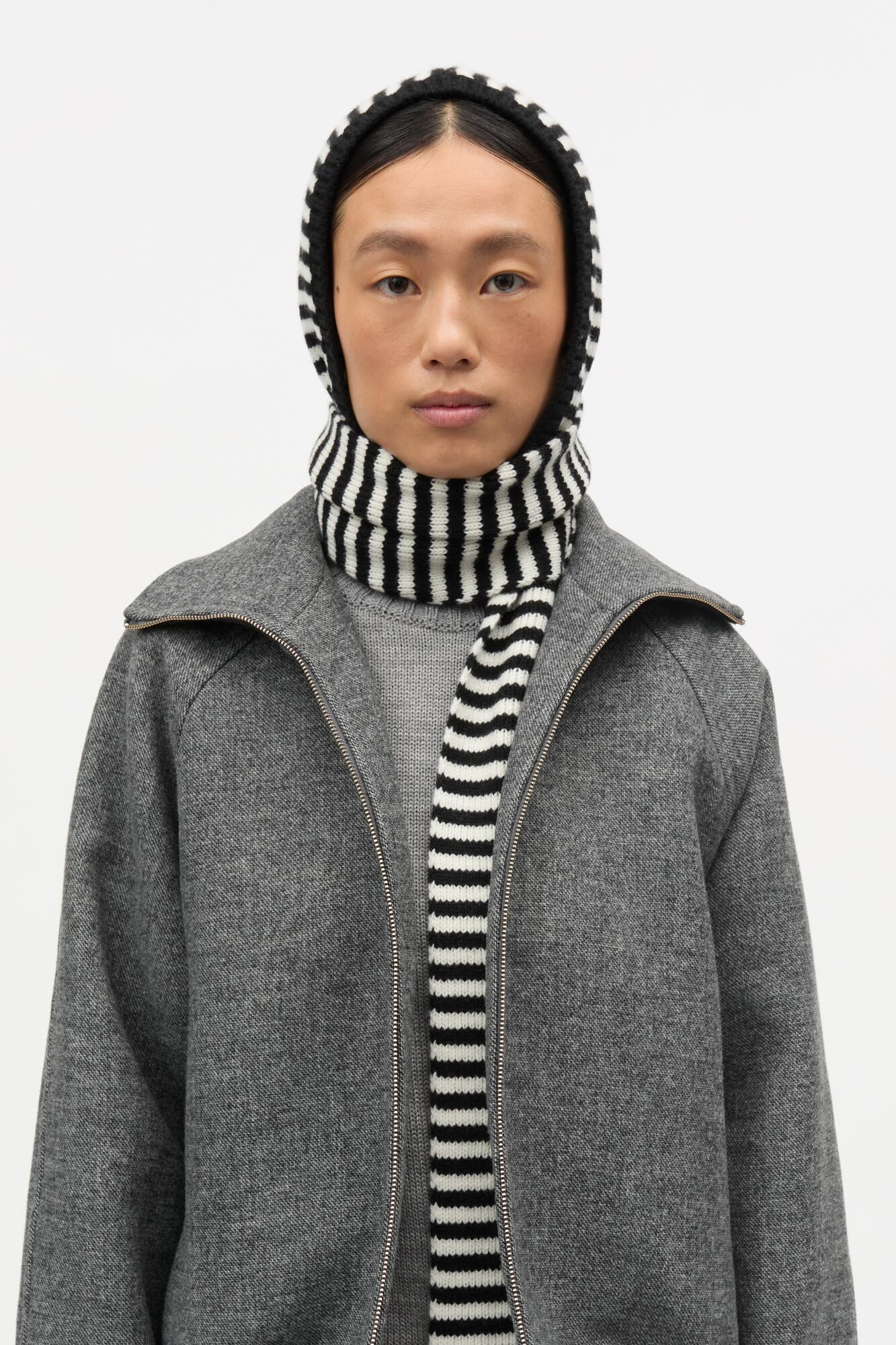 One Wool Freja Hooded halstørklæde – Black/Vanilla Ice