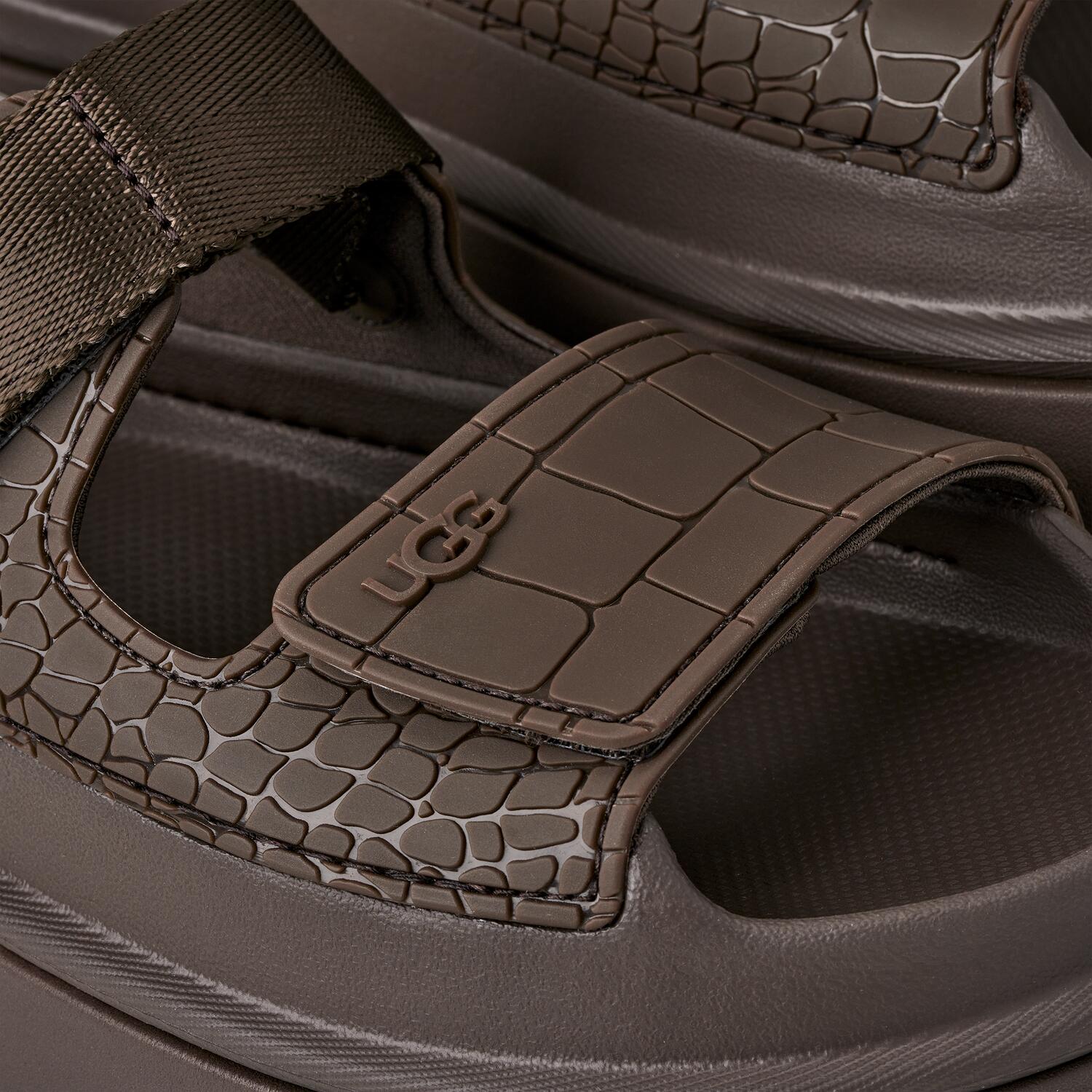 GoldenGlow Embossed sandaler - Dense Smoke