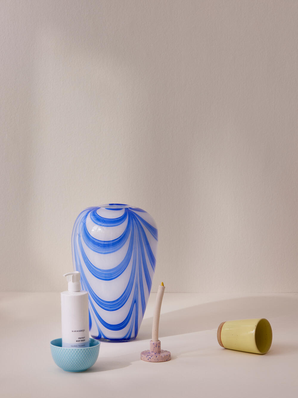 Vase med brede striber, blå/hvid - H32,5 cm.