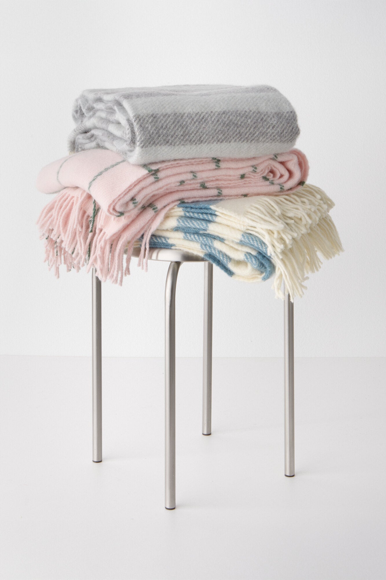 Anton uldtæppe, stribet blå/hvid - 130x180 cm.