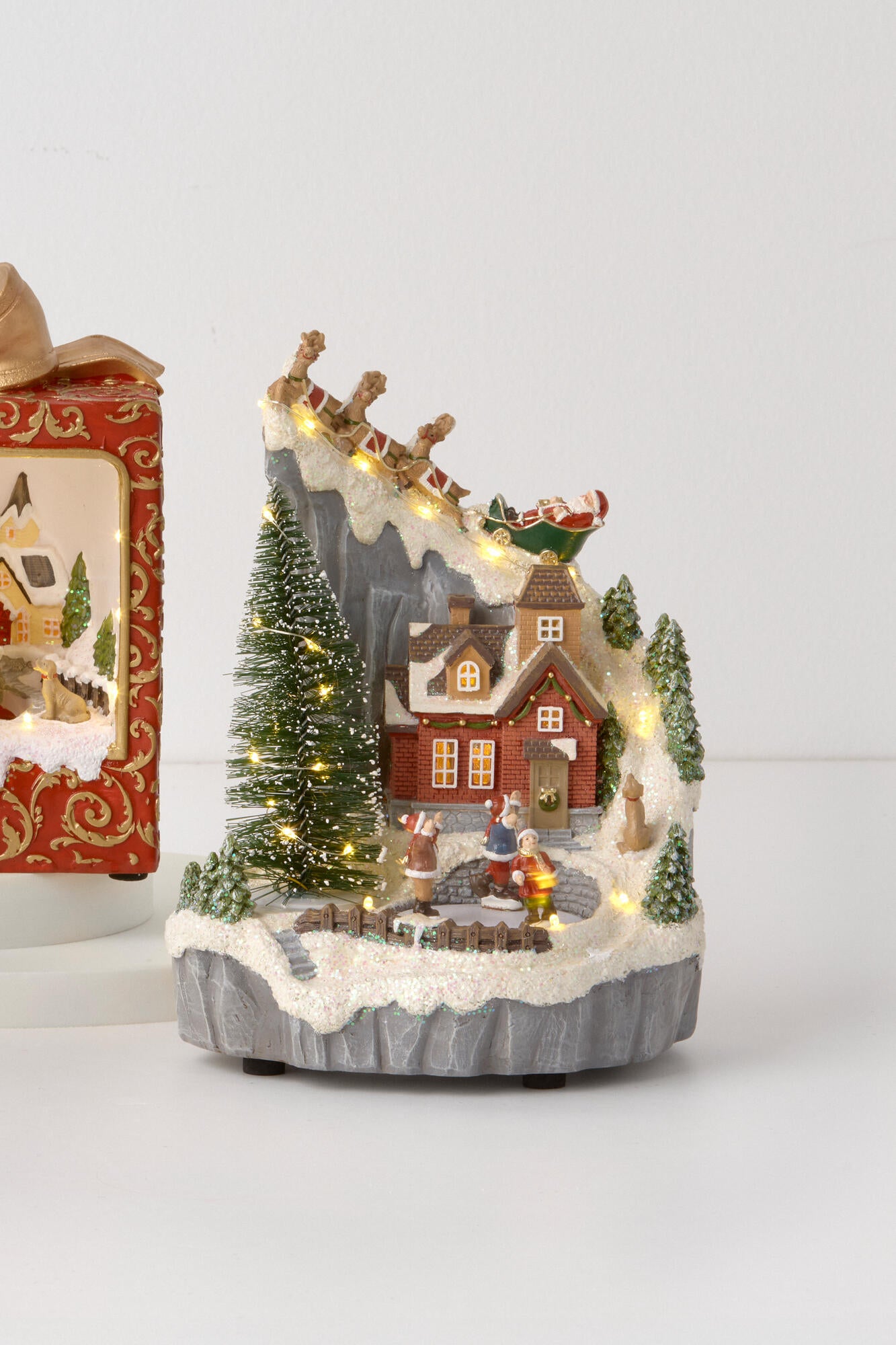 Bjerg med hus og kane - H26,4 cm