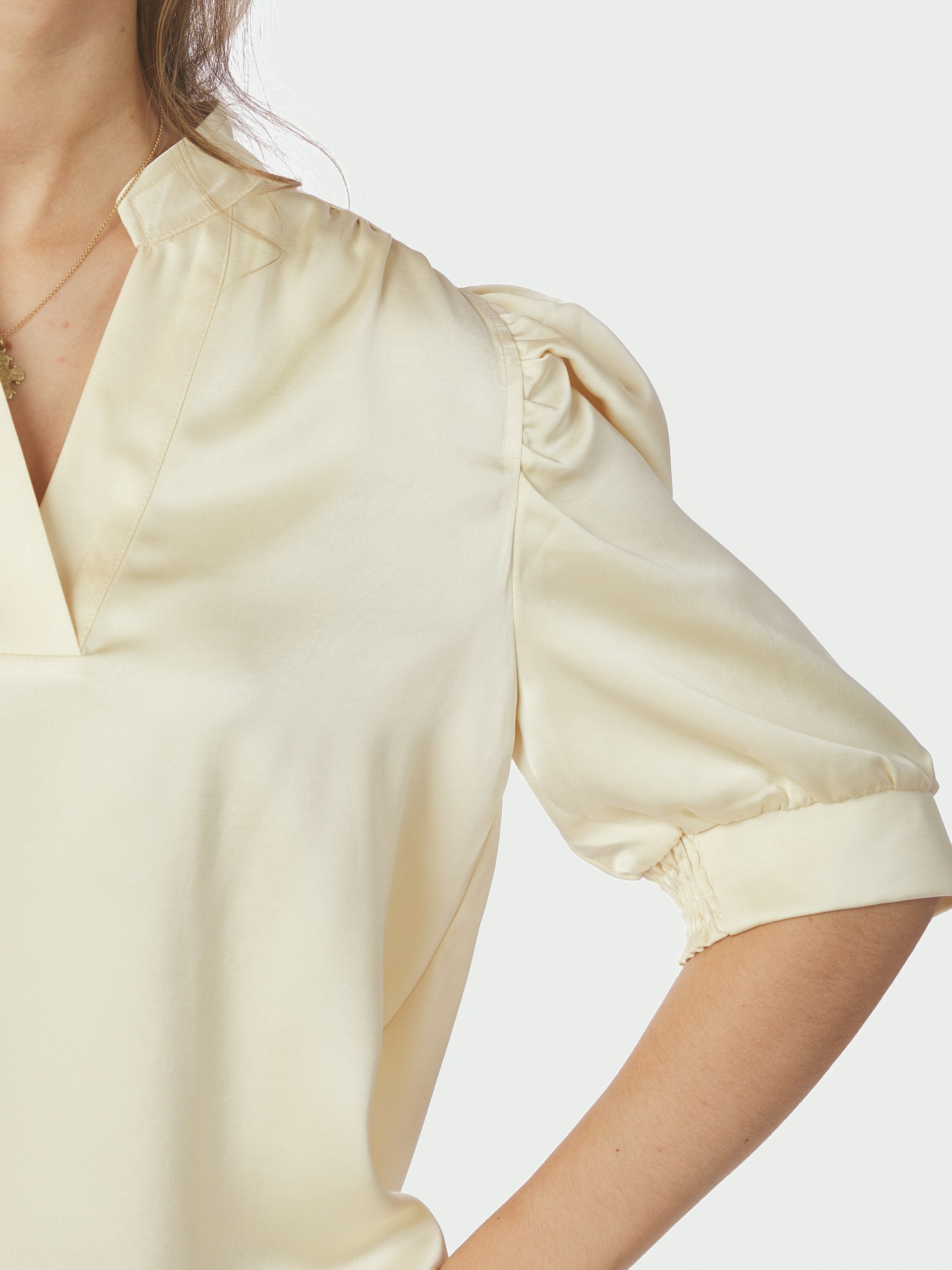 Roella Heavy Sateen bluse - lysegul