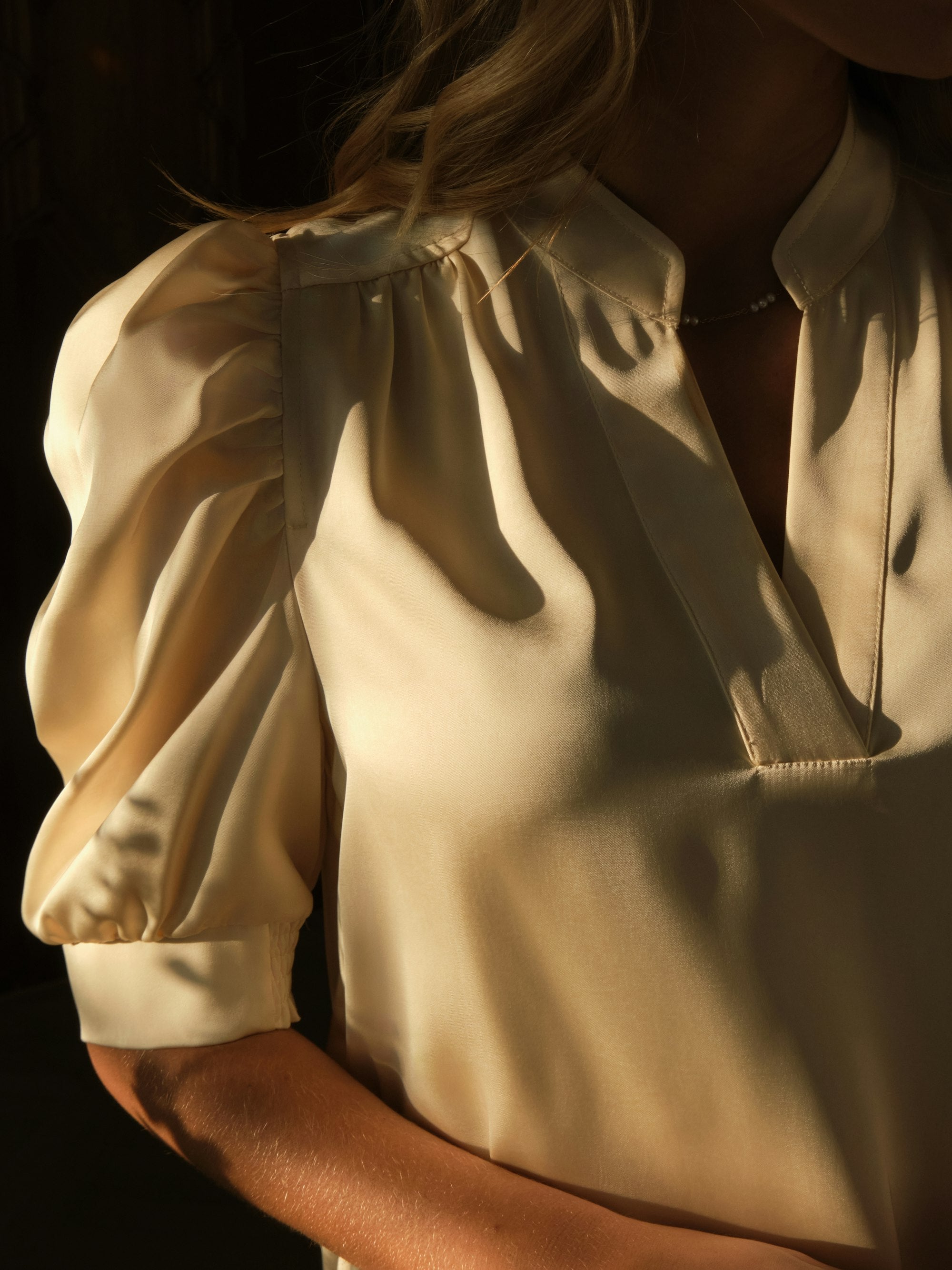 Roella Heavy Sateen bluse - lysegul