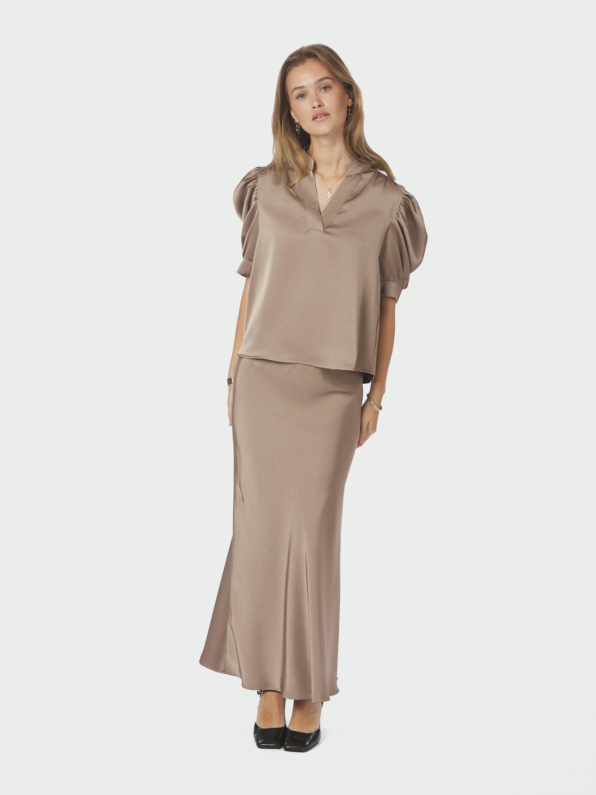 Roella Heavy Sateen bluse - Dark Taupe