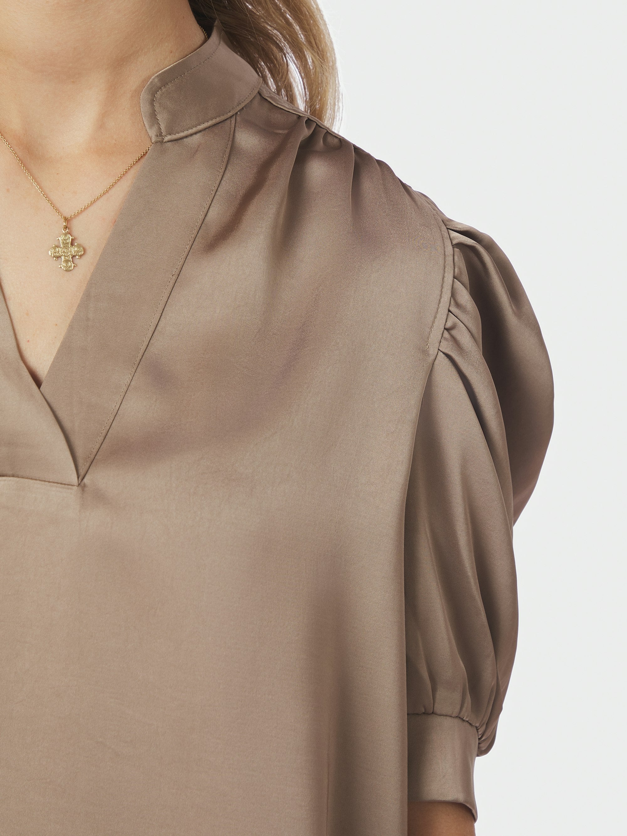 Roella Heavy Sateen bluse - Dark Taupe