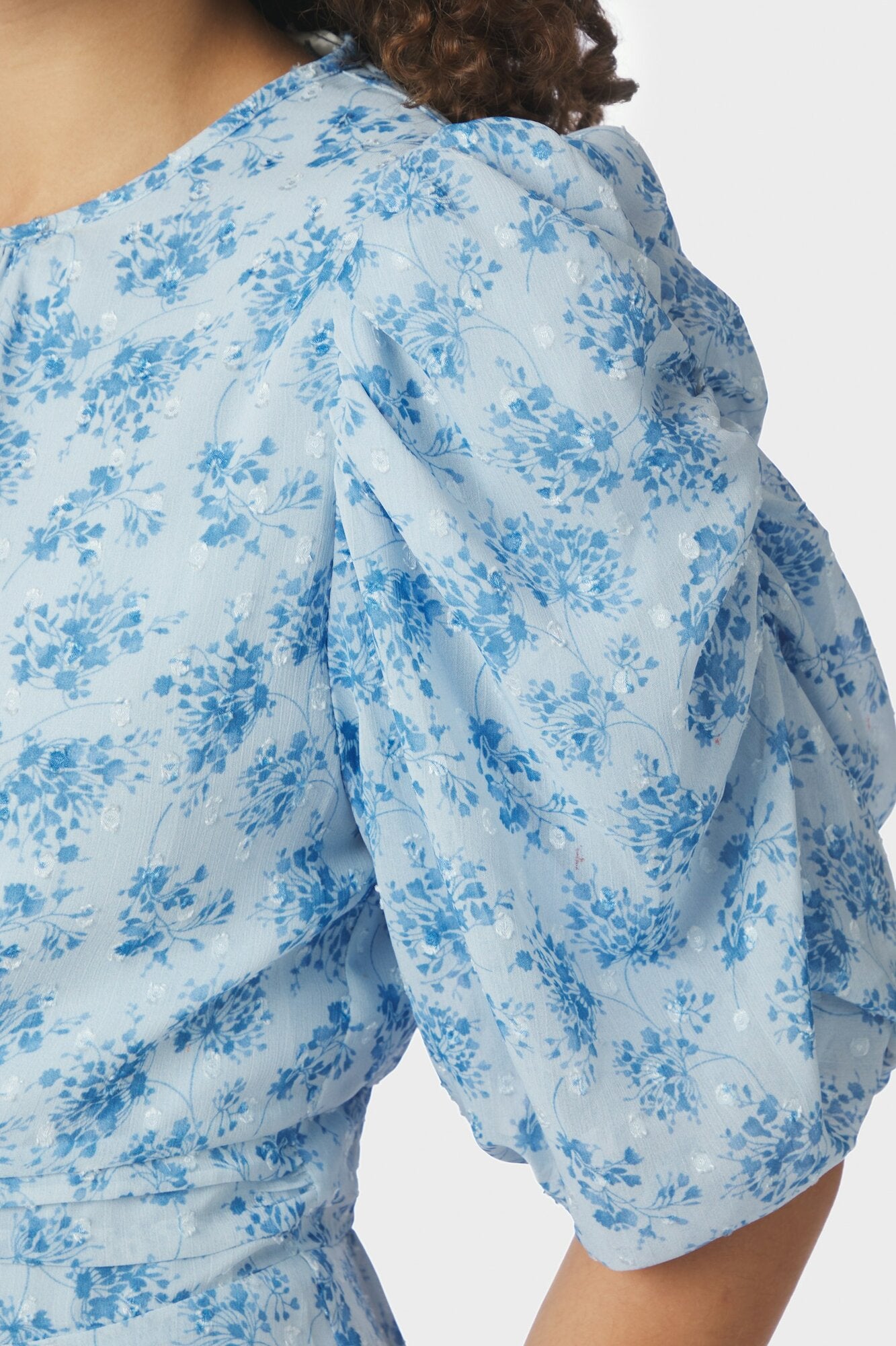 Kikka Chiffon Flower kjole - lyseblå