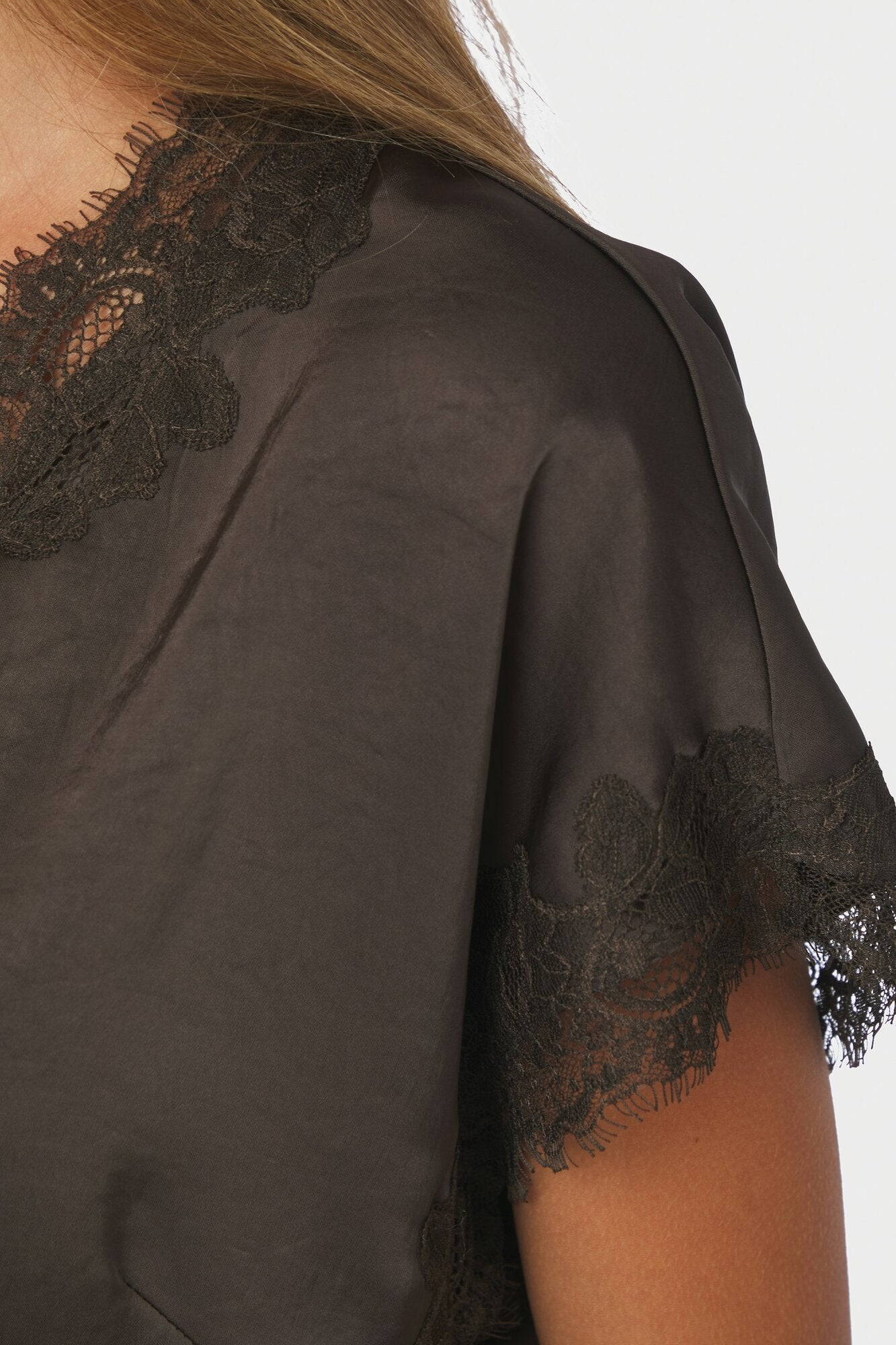 Benera Heavy Sateen blondebluse – Dark Brown