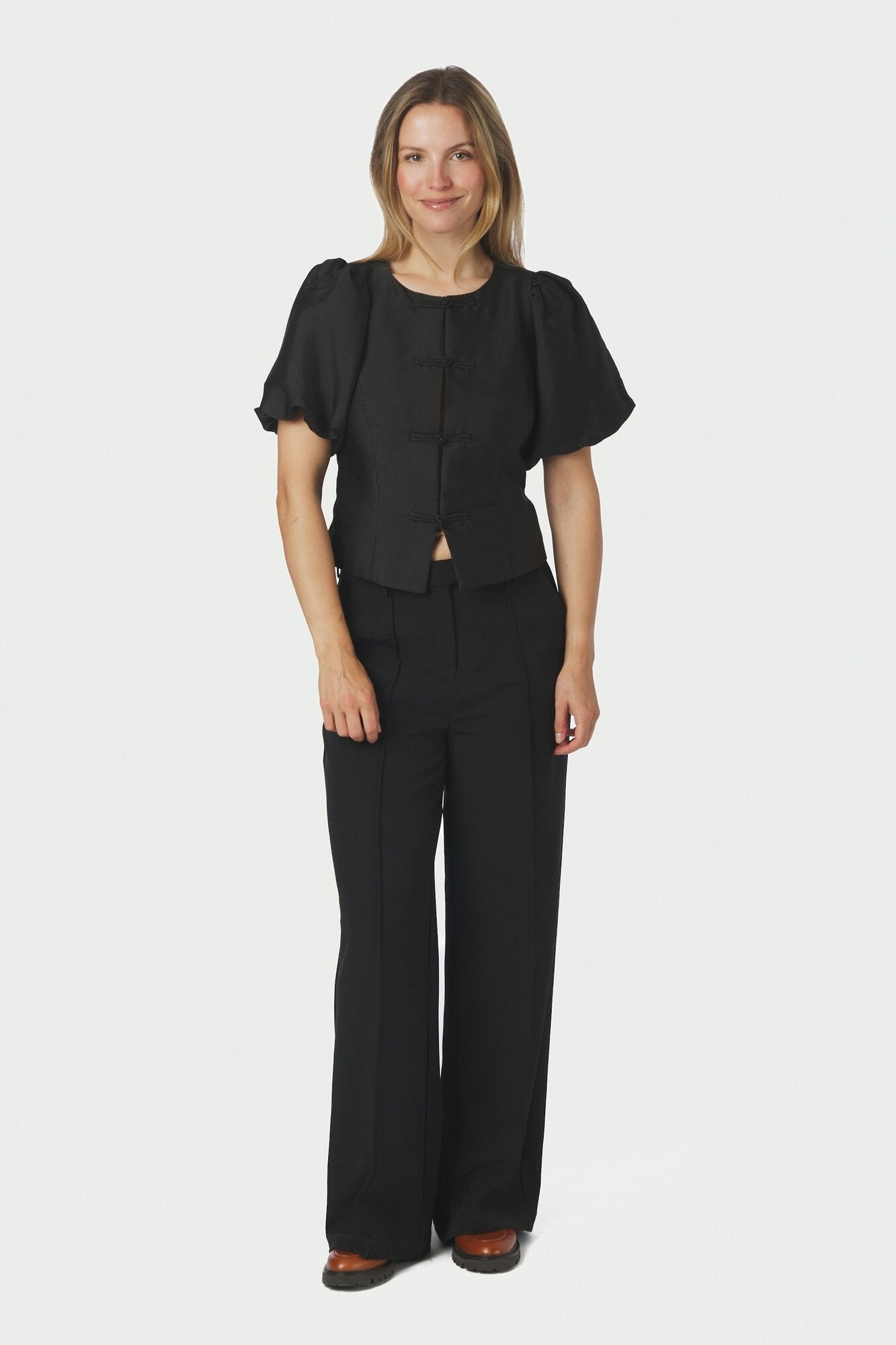 Anela Mandarin Dull Satin bluse – Black