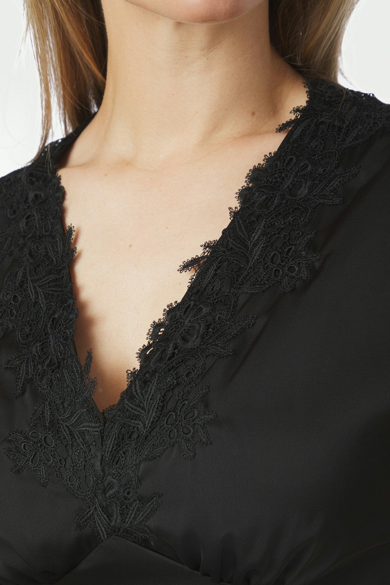 Clarita Drapy satinkjole – Black