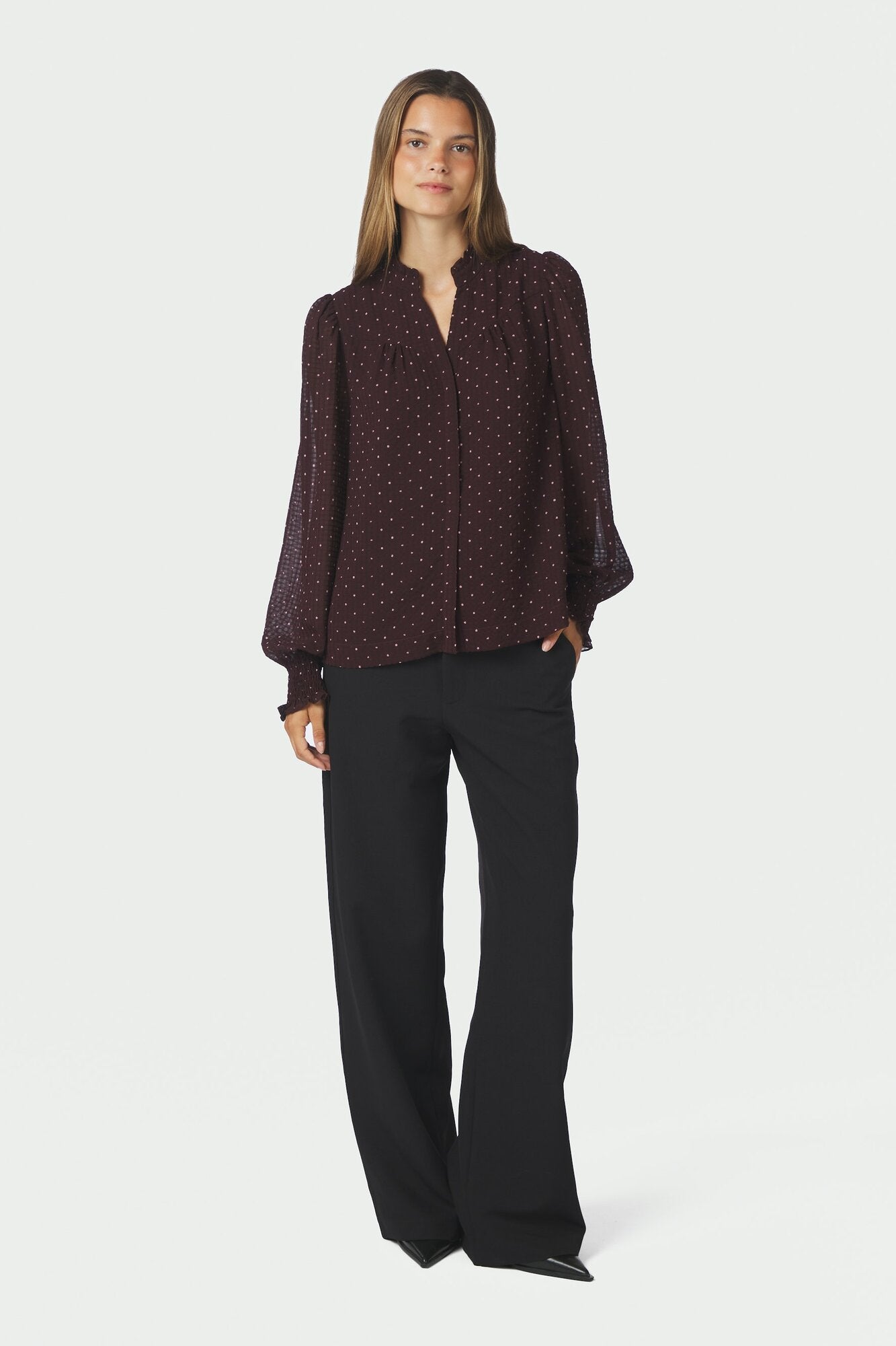 Astrida Dotted bluse med pufærmer – Burgundy