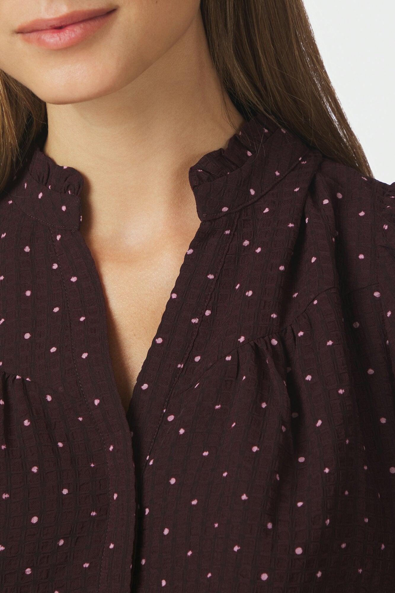 Astrida Dotted bluse med pufærmer – Burgundy