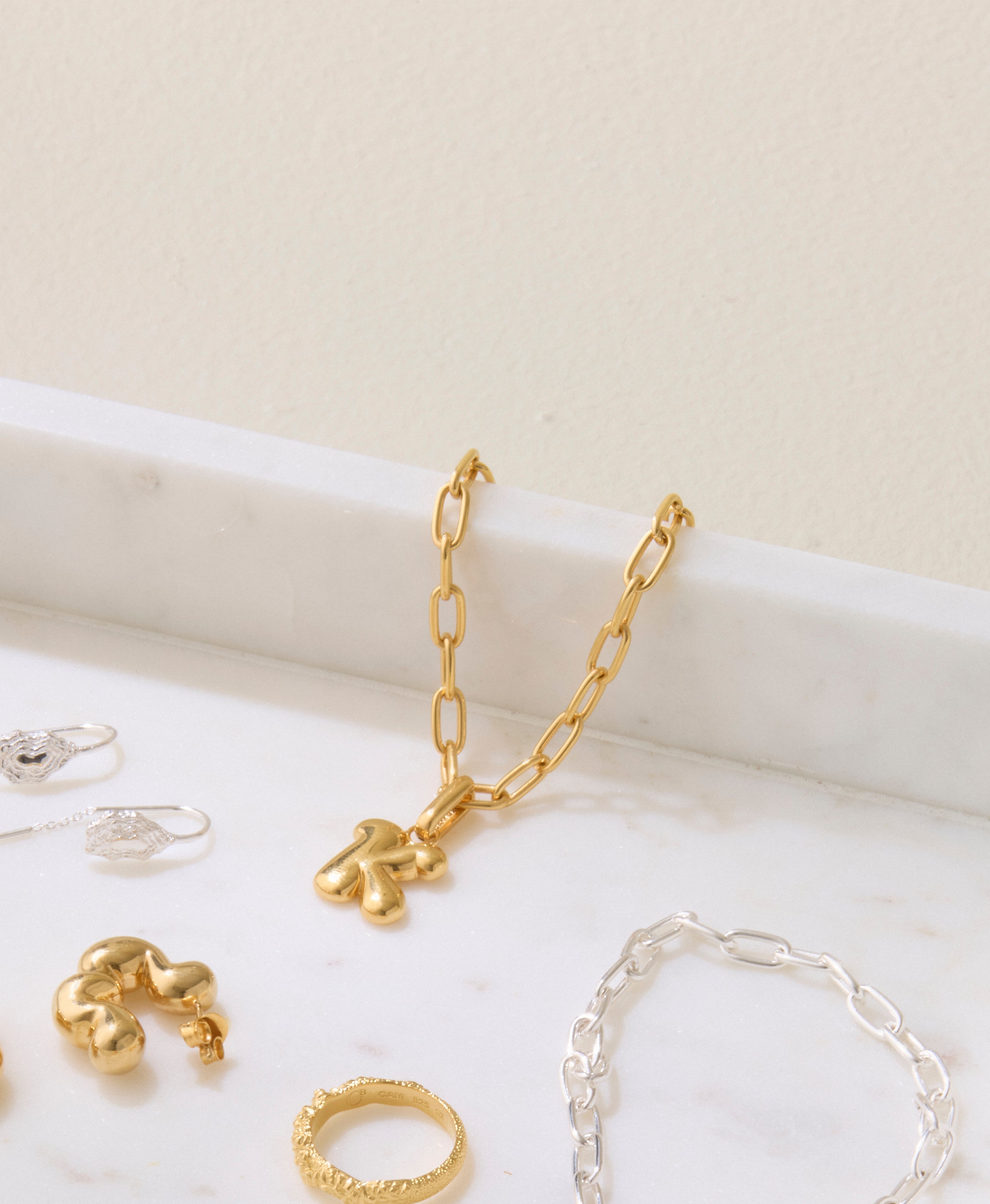 Puffer Letter Charm vedhæng - forgyldt