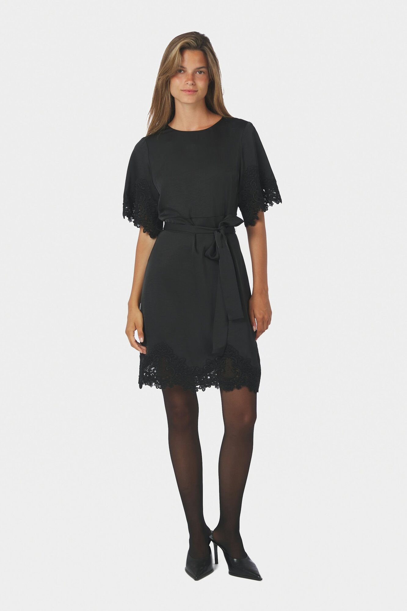 Xelina Satin Lace kjole – Black
