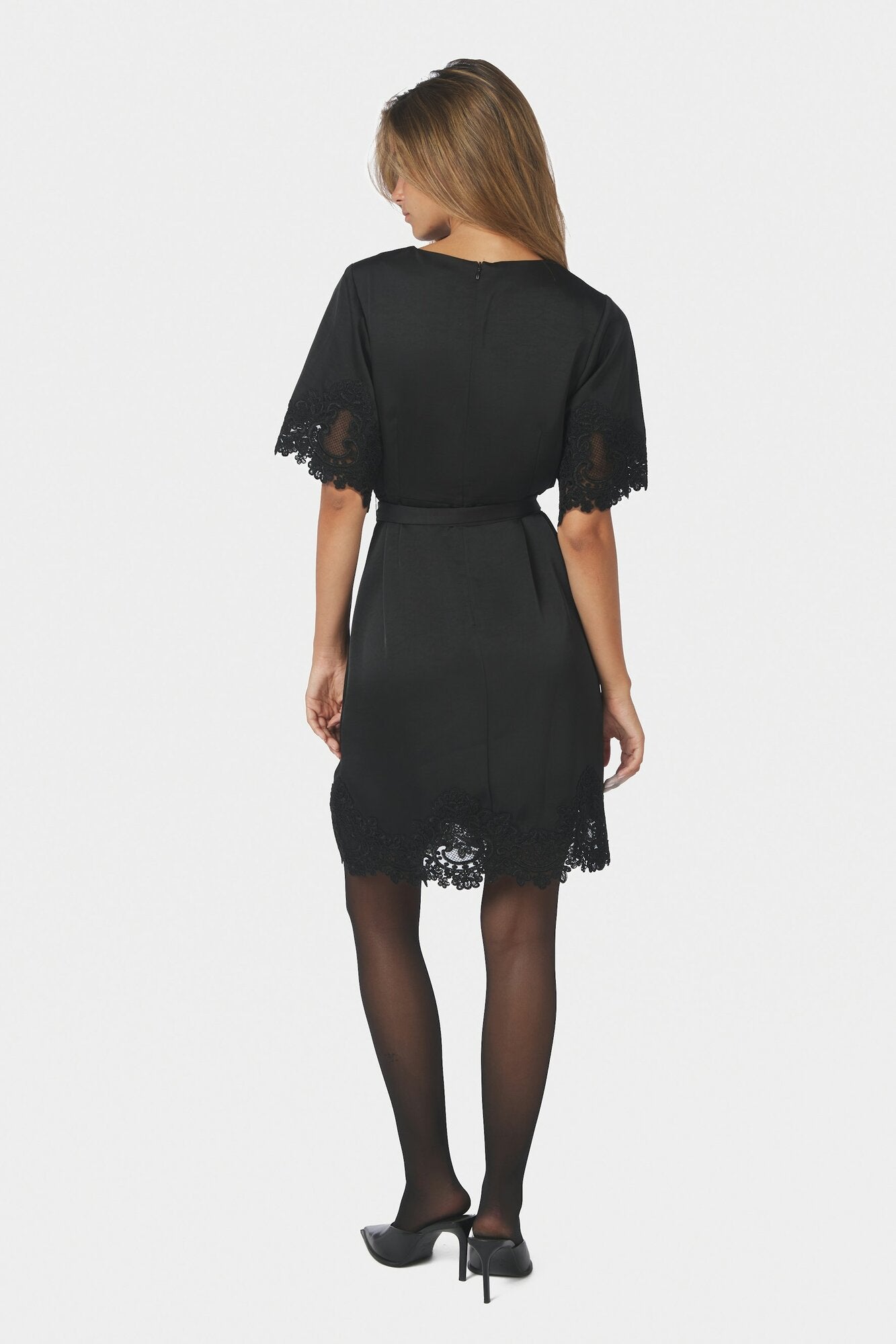 Xelina Satin Lace kjole – Black