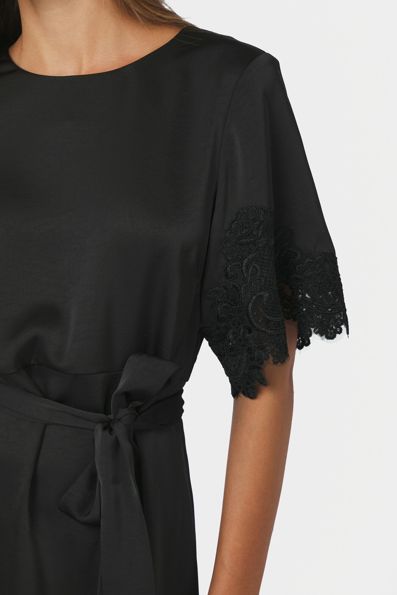Xelina Satin Lace kjole – Black