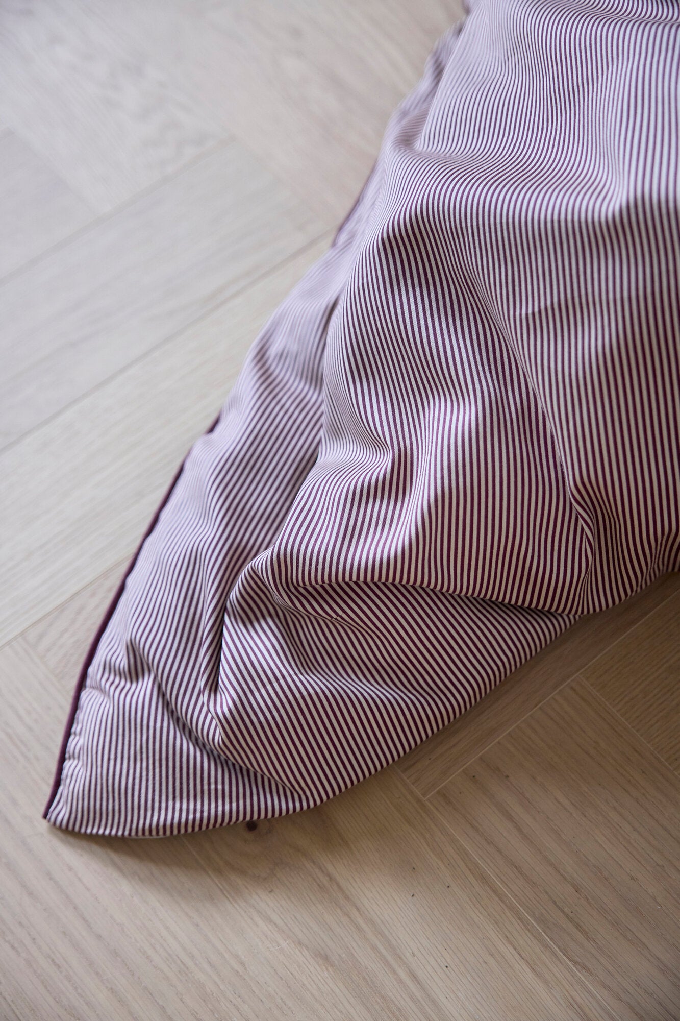 Pin stripe sengesæt – Bordeaux