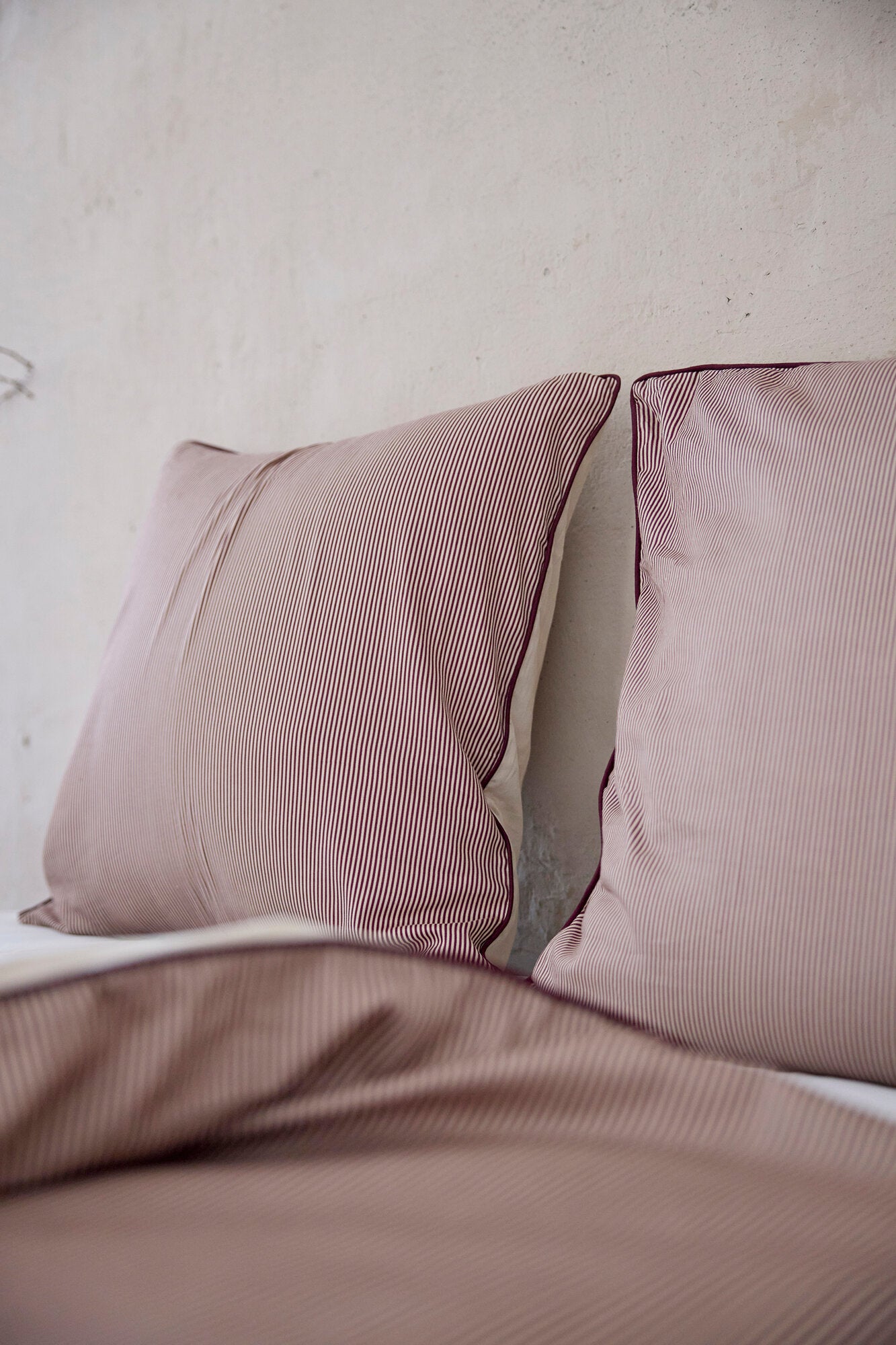 Pin stripe sengesæt – Bordeaux