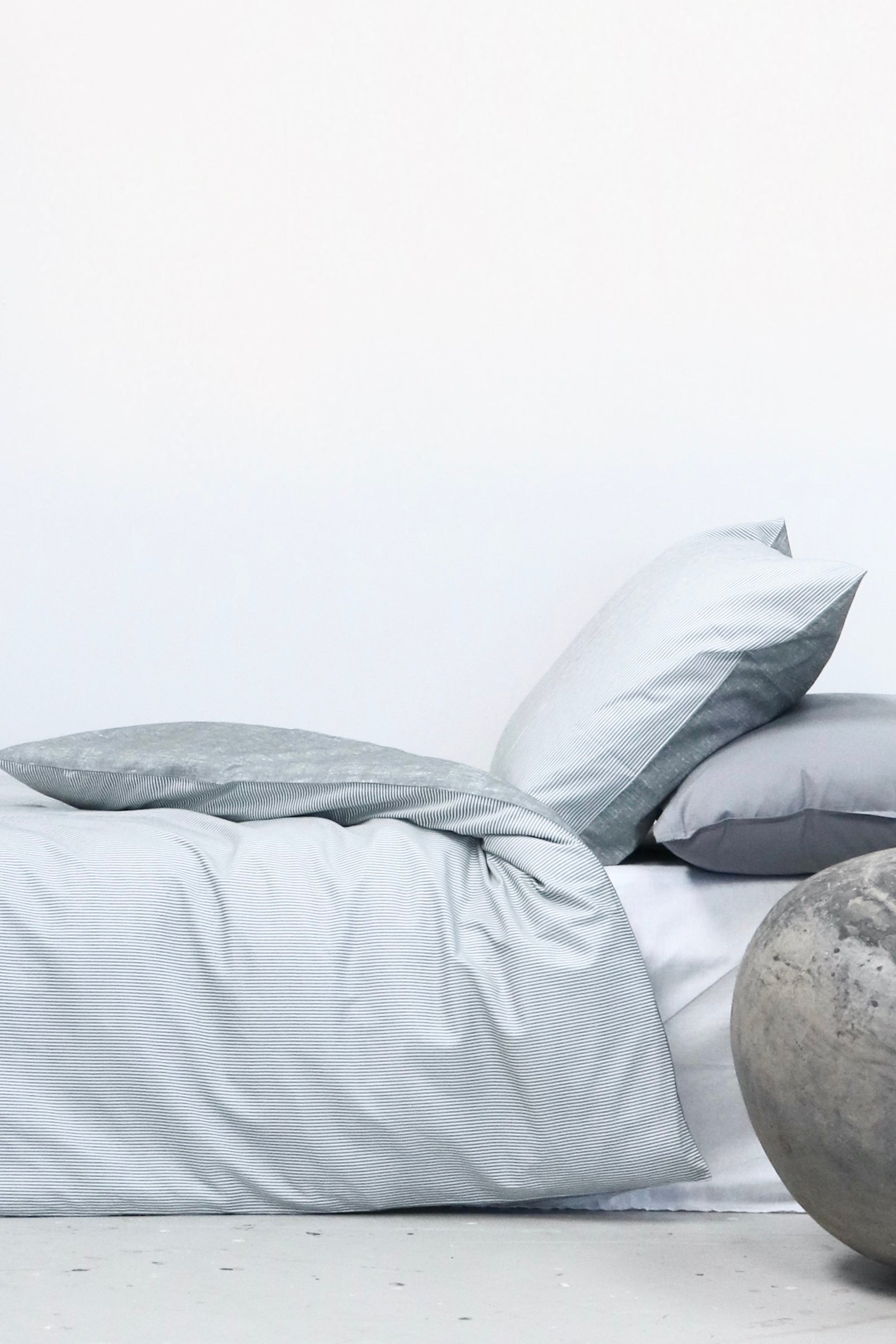 Mini strib sengetøj - Lys grå/Hvid