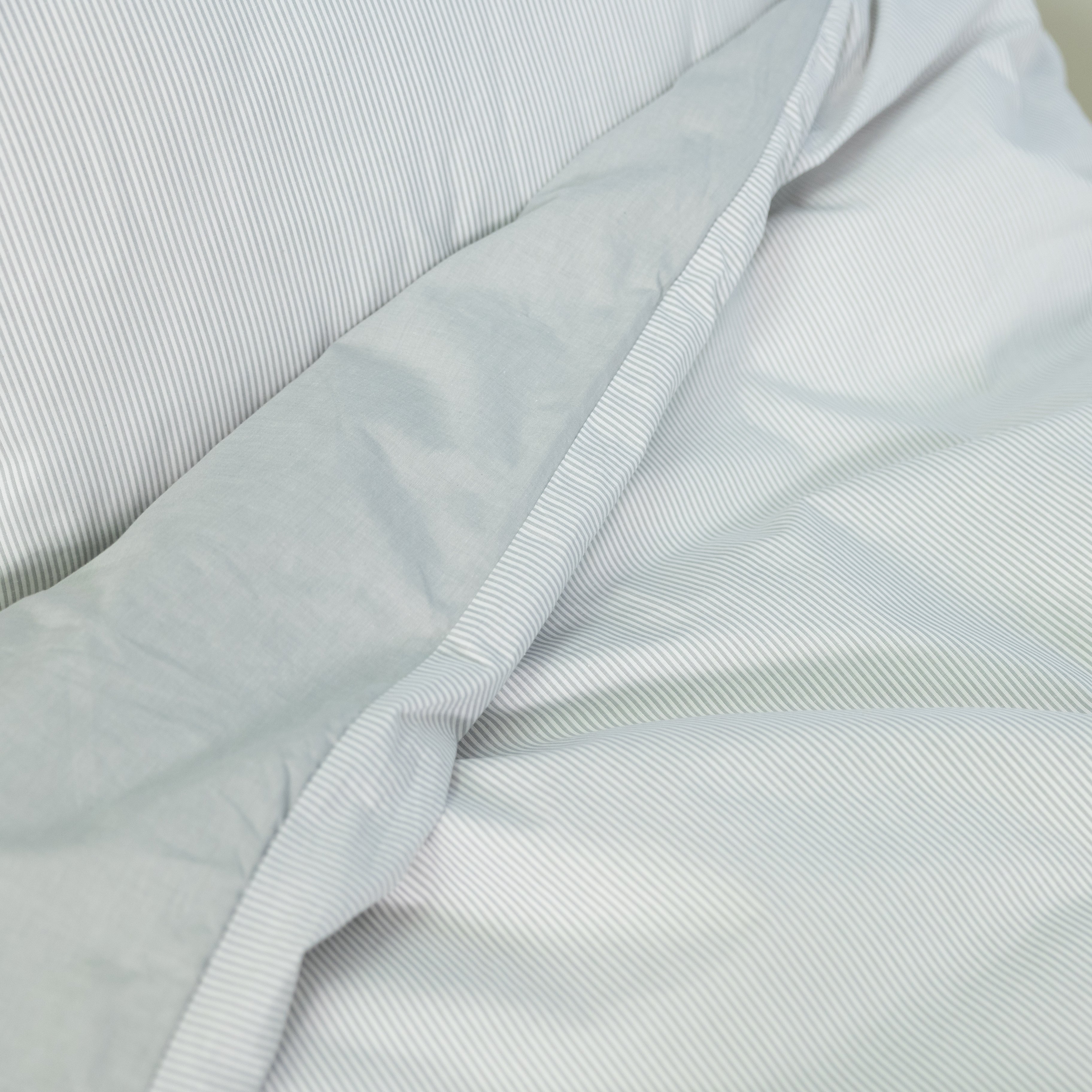 Mini strib sengetøj - Lys grå/Hvid