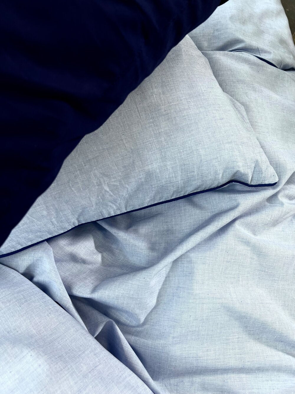 Chambre sengetøj, 140x220 cm - Lys Blå/Navy piping