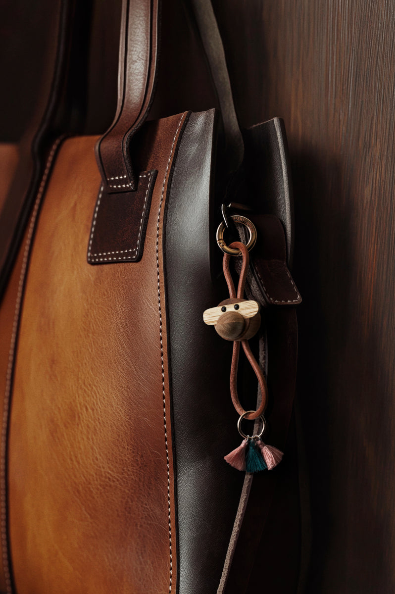 Abe nøglering - guldfarvet/teak/limba