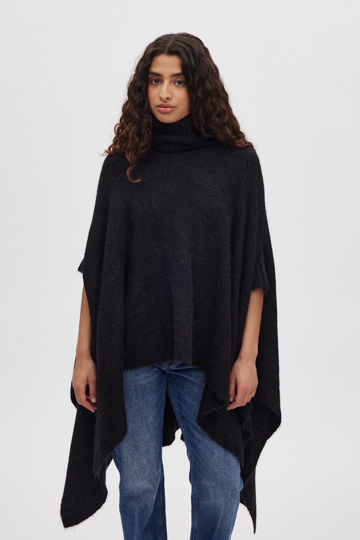 Dede fluffy knit poncho - Sort