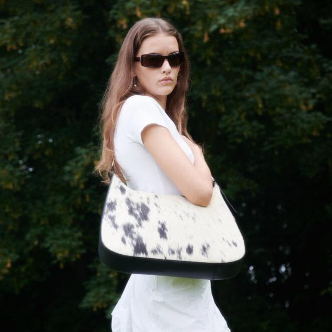 Oda skuldertaske - koprint sort/hvid