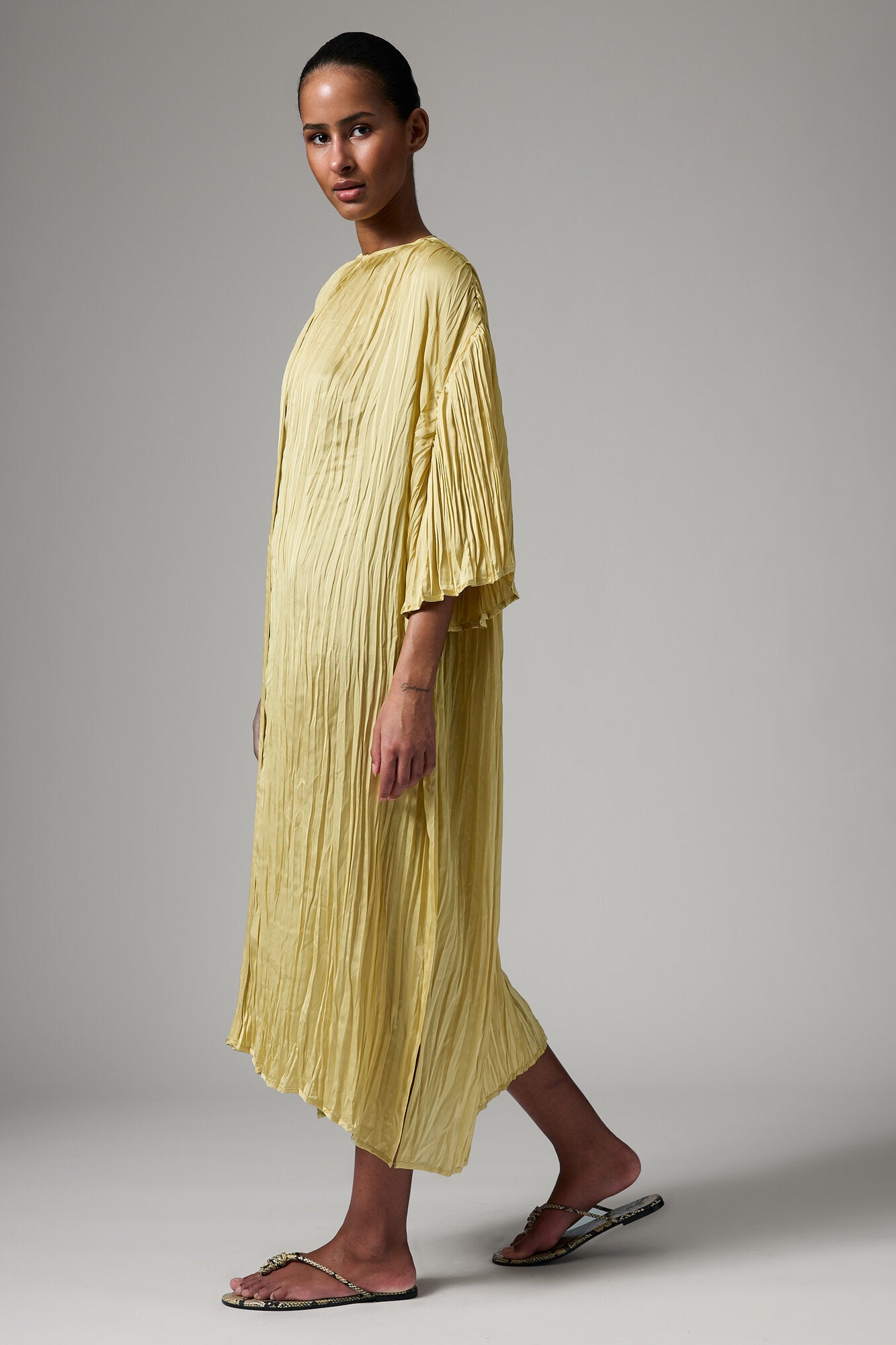 Aruna midikjole - Crinkled Surface
