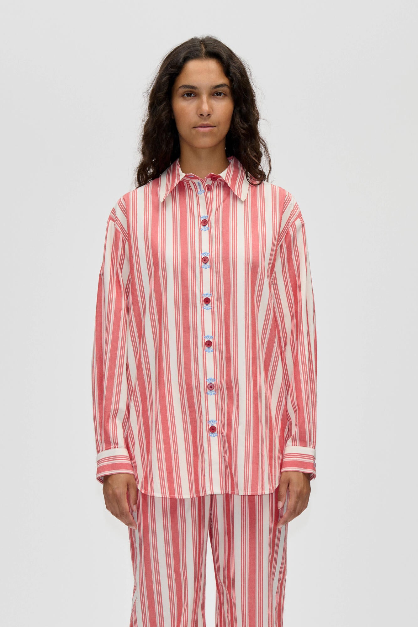 2487 Loose skjorte - Scarlet Trot