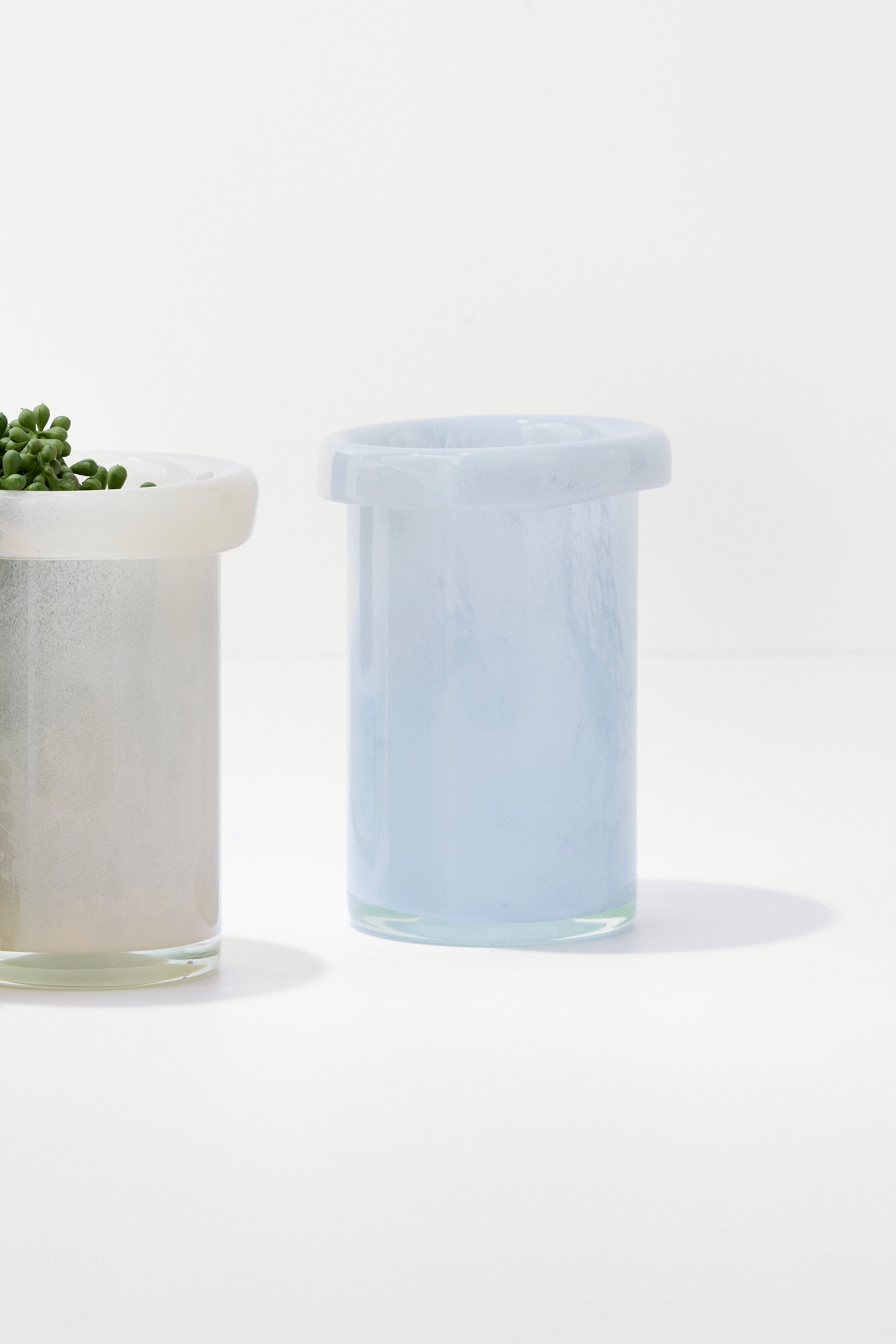 Cylinder vase med bøjet kant, lyseblå - H18 cm