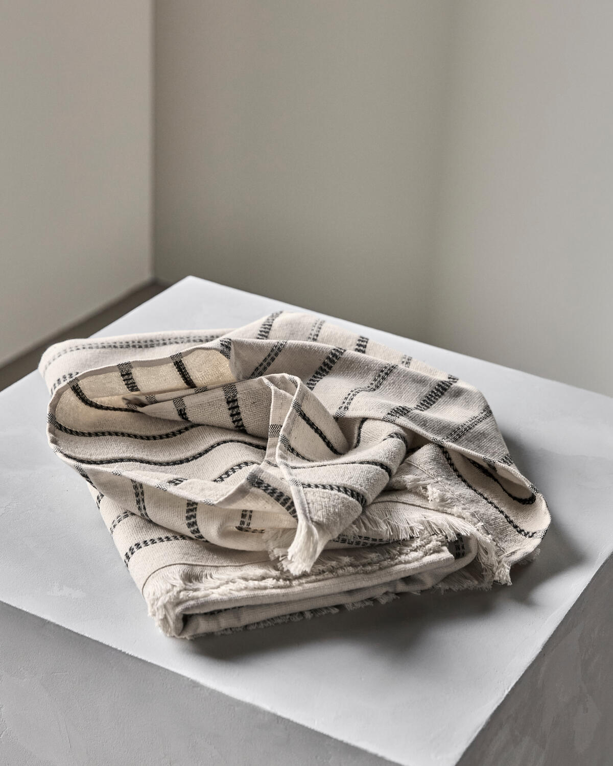 True håndklæde, råhvid/sort - 70x140 cm