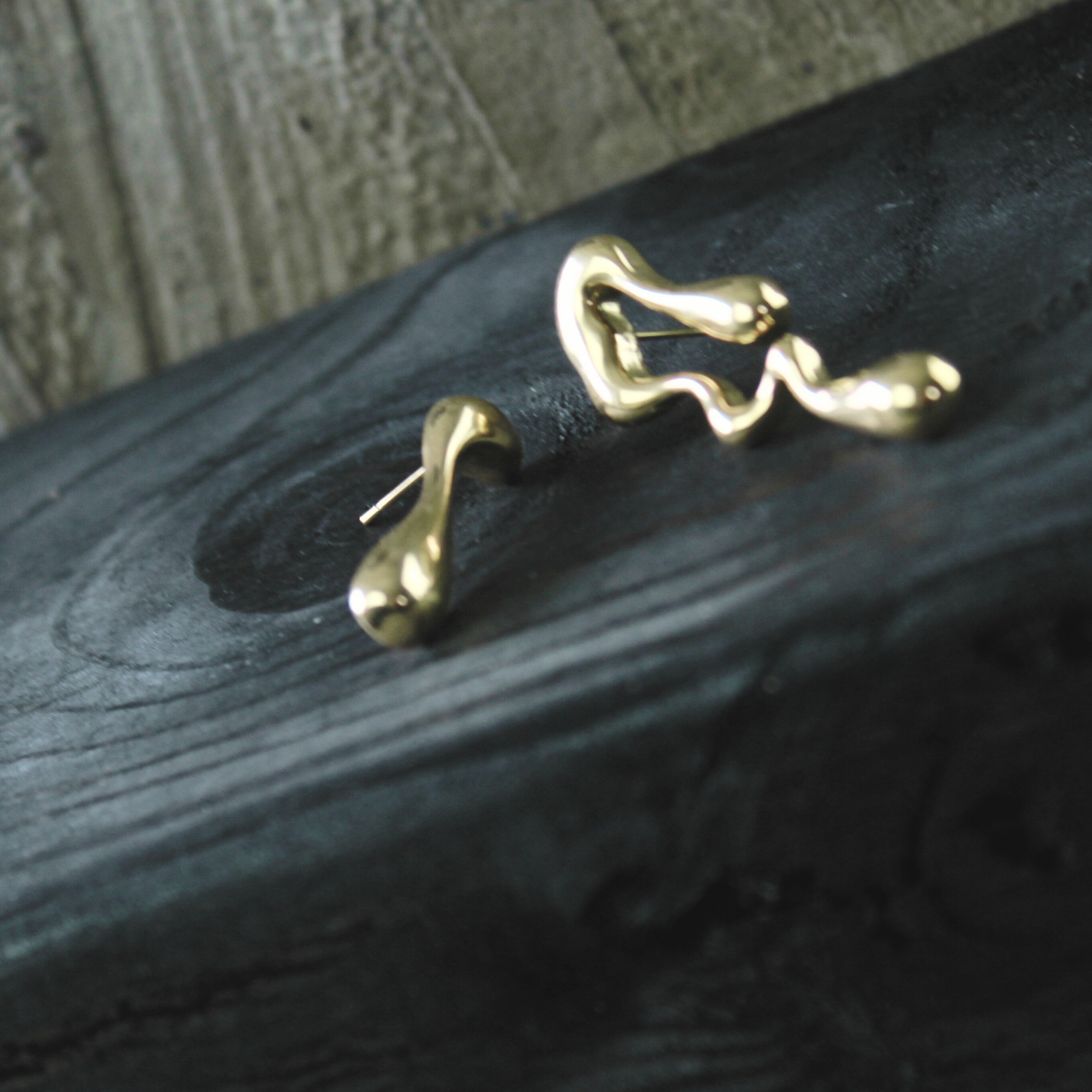 Asymmetrical Lucky ørering, vandfast - forgyldt