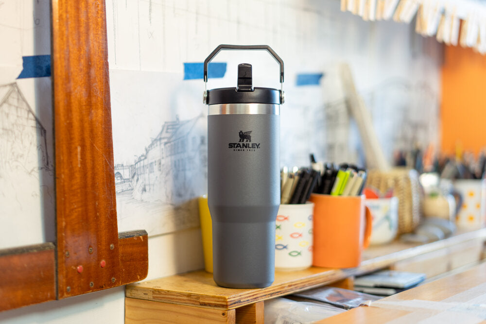 The IceFlow™ Flip Straw termokop, Charcoal - 0,89 L