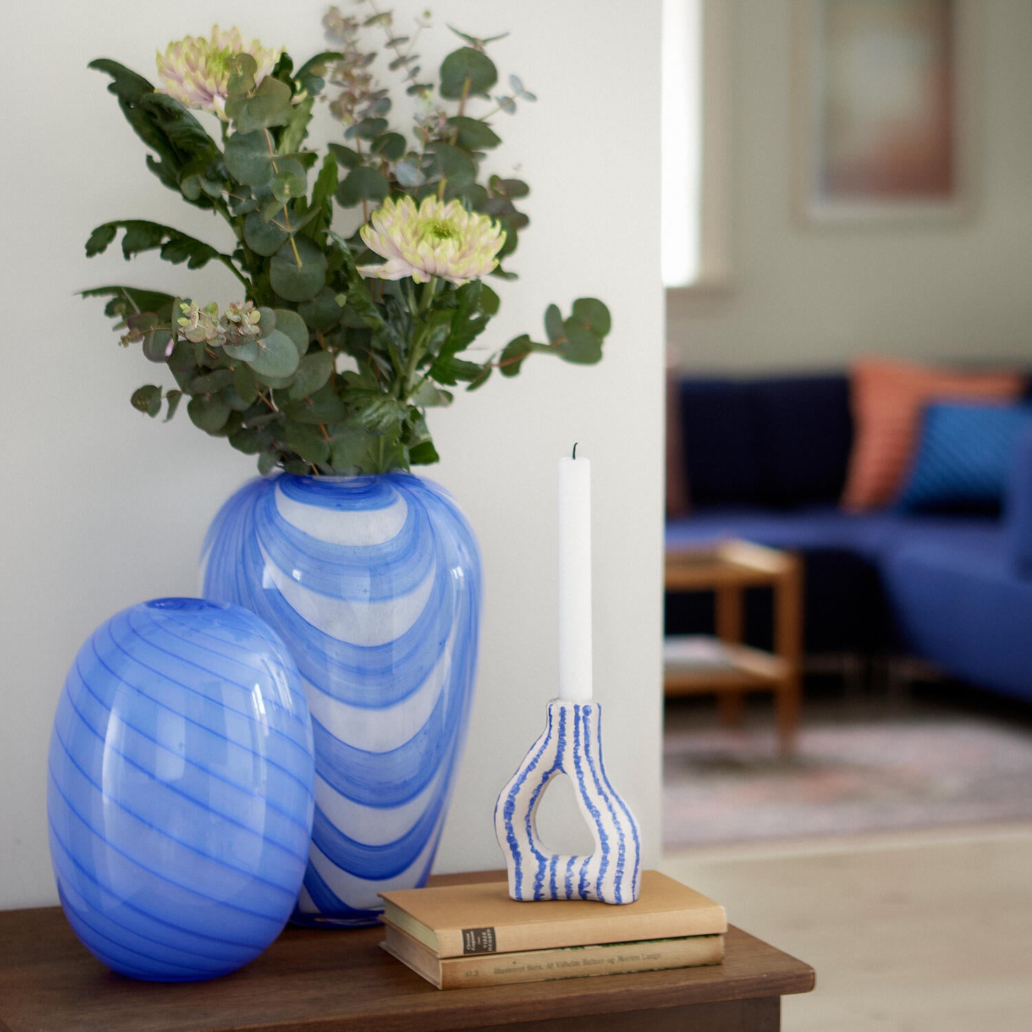 Vase med brede striber, blå/hvid - H32,5 cm.