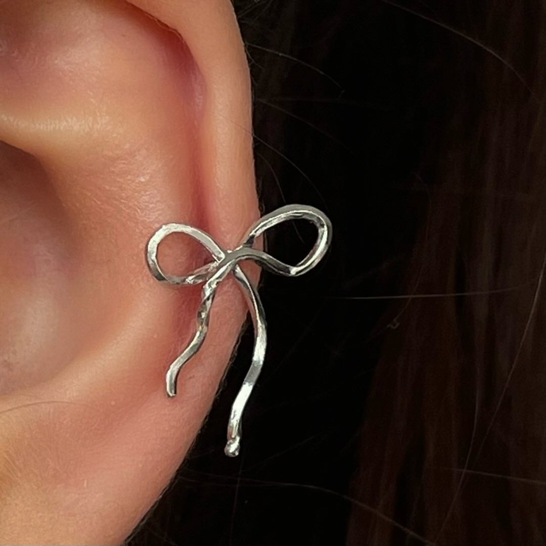 Flow Bow ørering - sølv