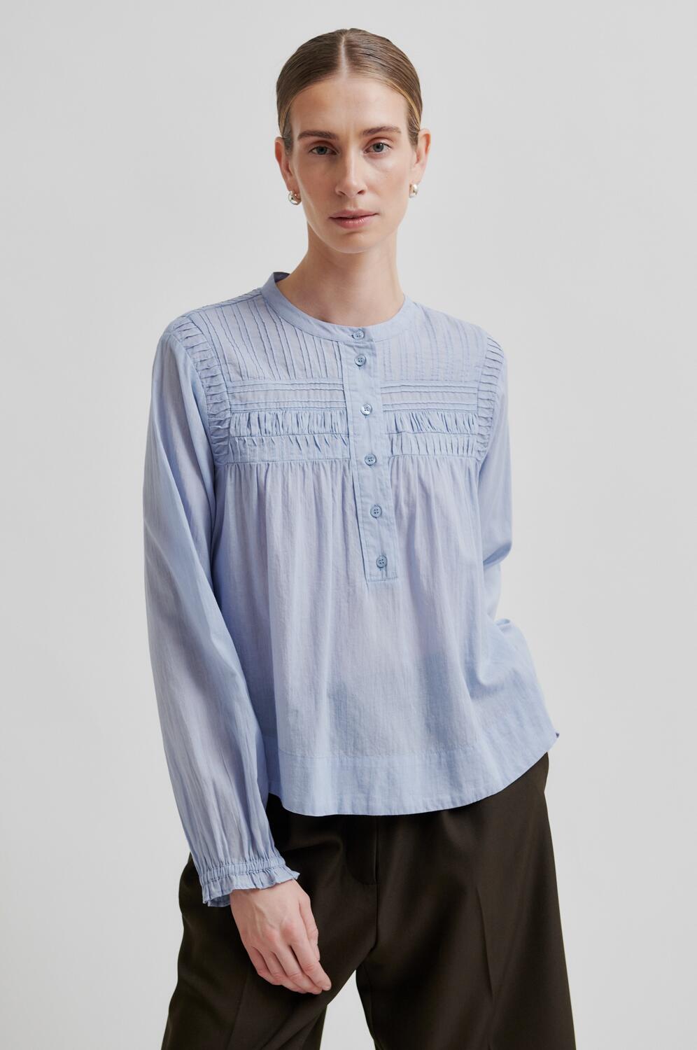 Maise bluse - Brunnera Blue