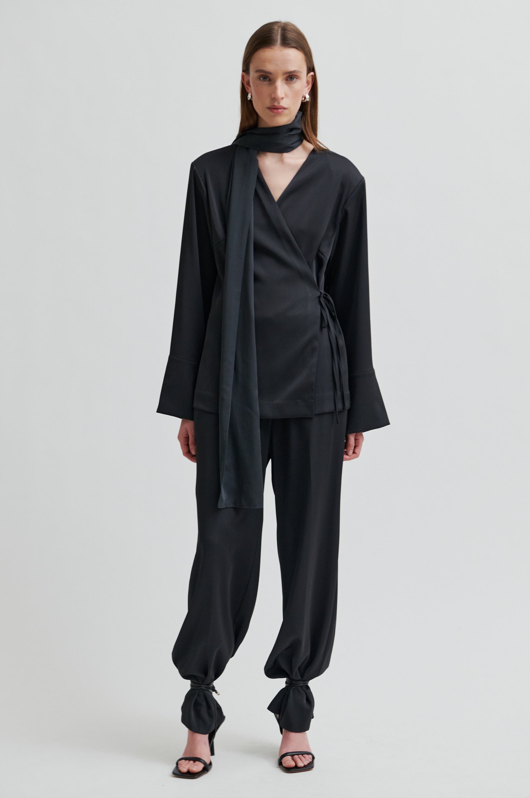 Glari Wrap bluse - Black Sand