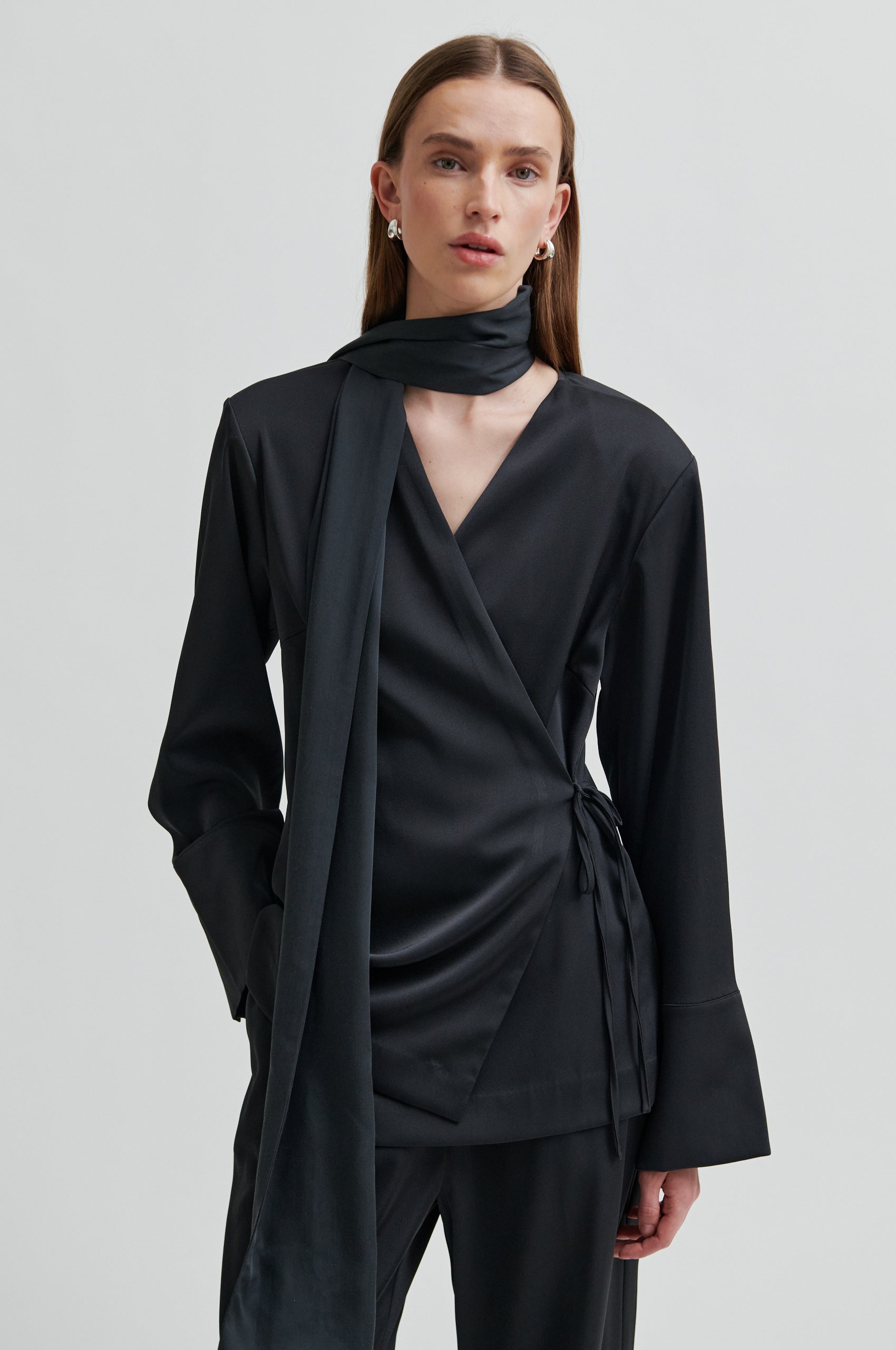 Glari Wrap bluse - Black Sand