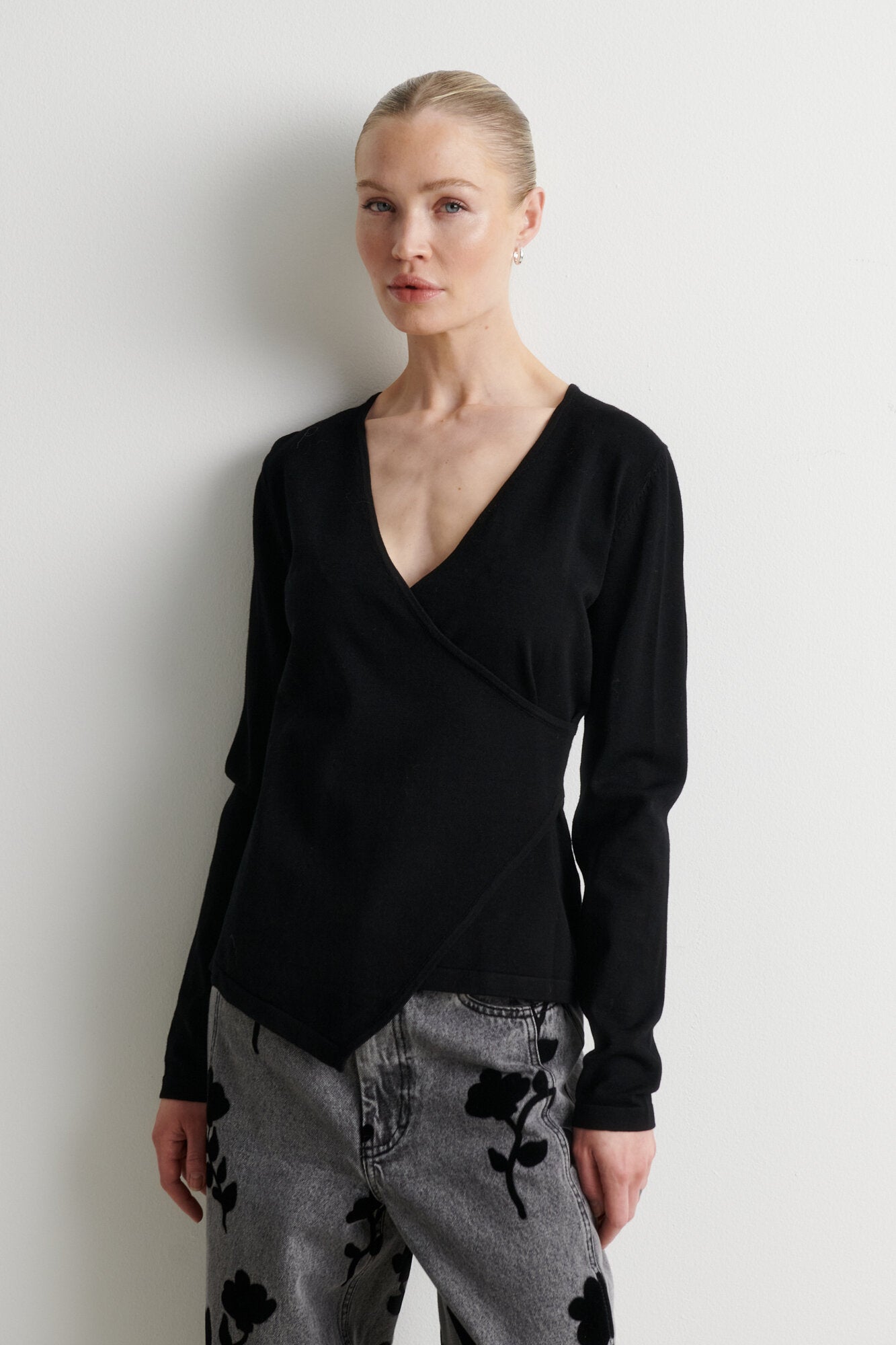 Stina Wrap V-Neck striktrøje – sort