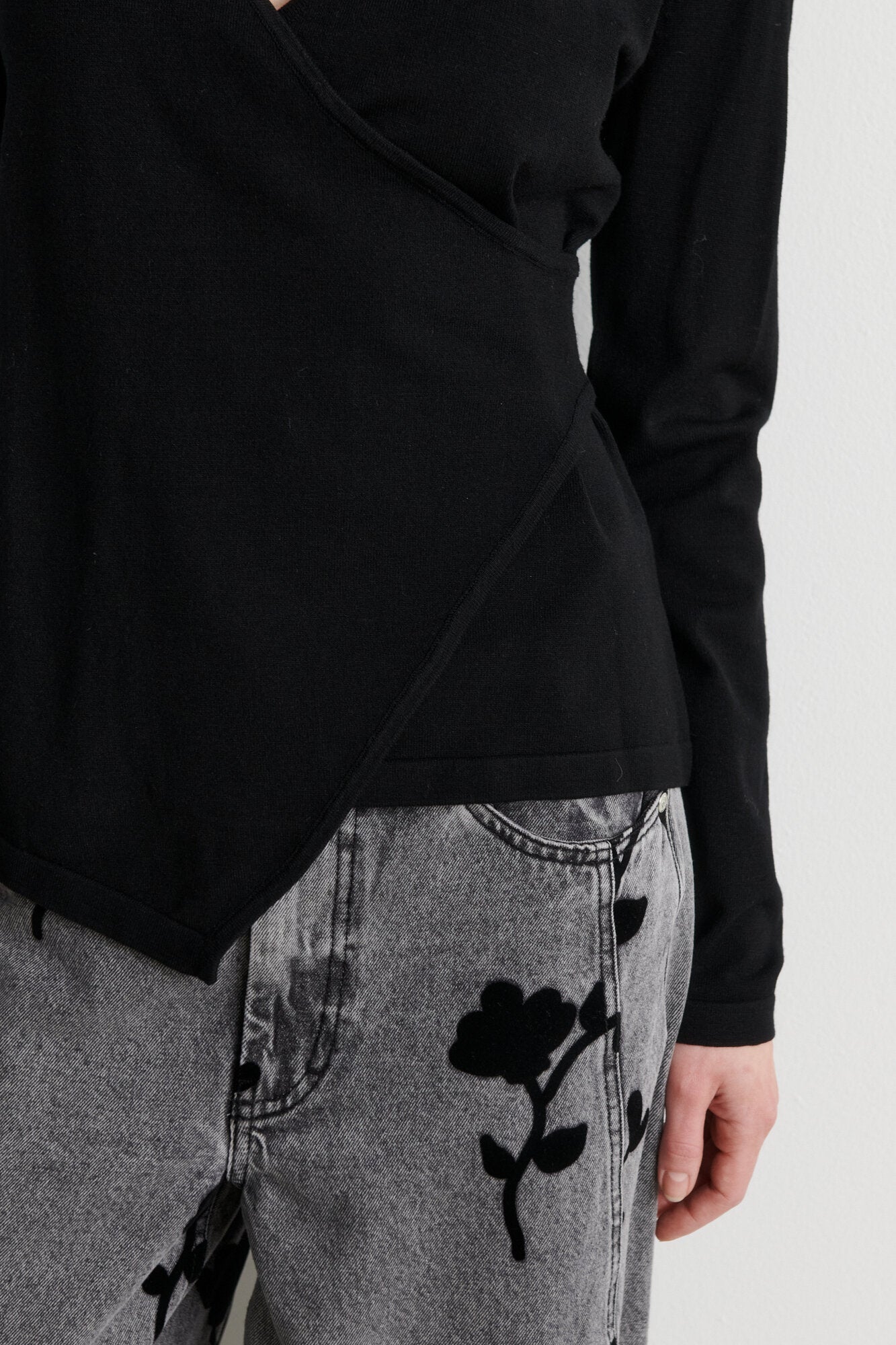 Stina Wrap V-Neck striktrøje – sort