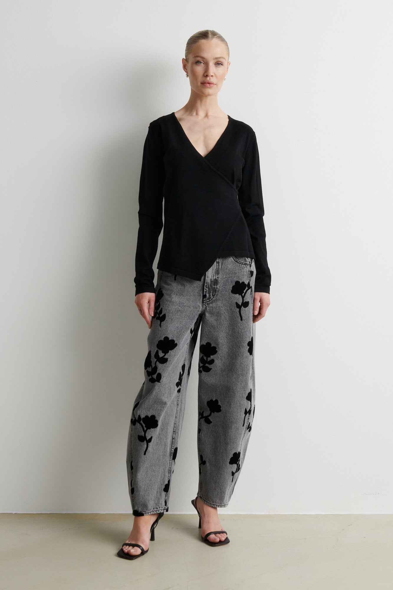 Stina Wrap V-Neck striktrøje – sort