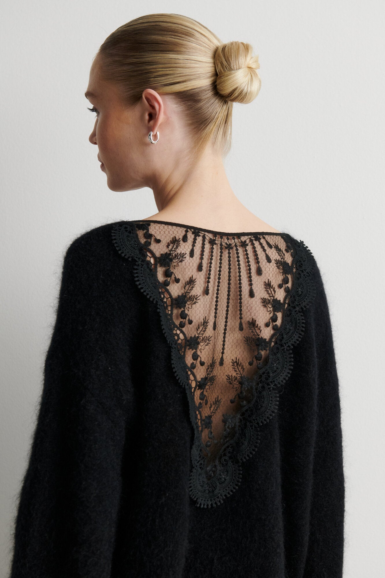 Brook Lace O-Neck striktrøje – sort